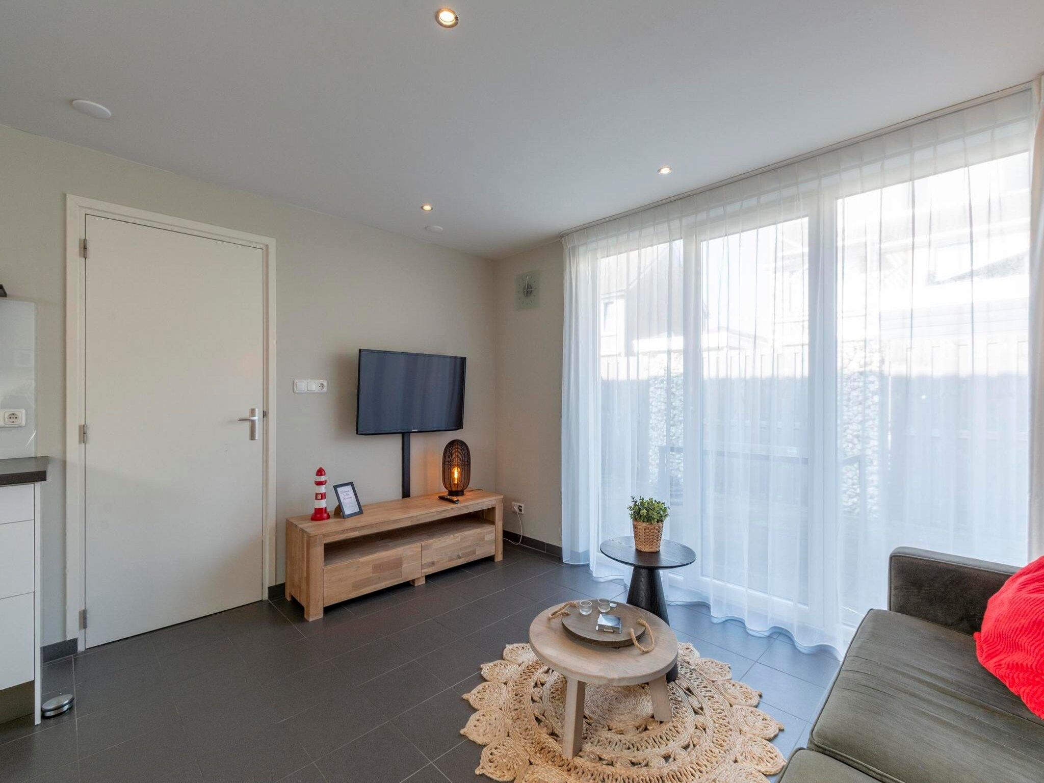 De woonkamer van Duinroosweg 83 in Callantsoog