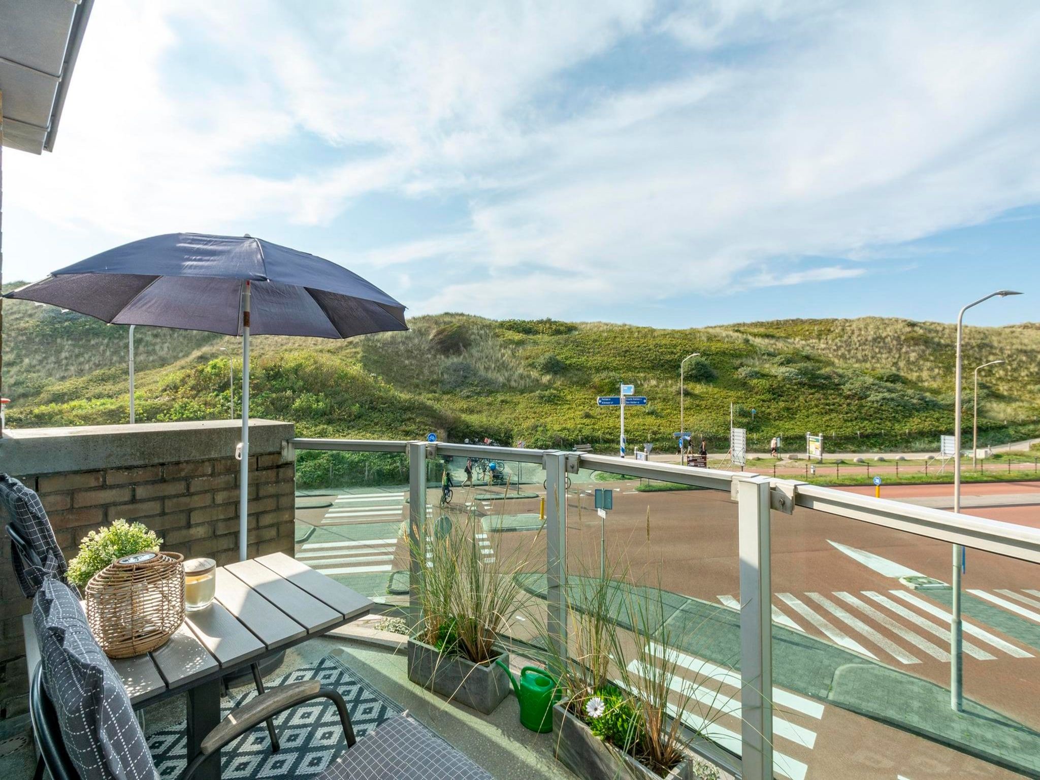Het terras van Beach Appartement 36 in Callantsoog