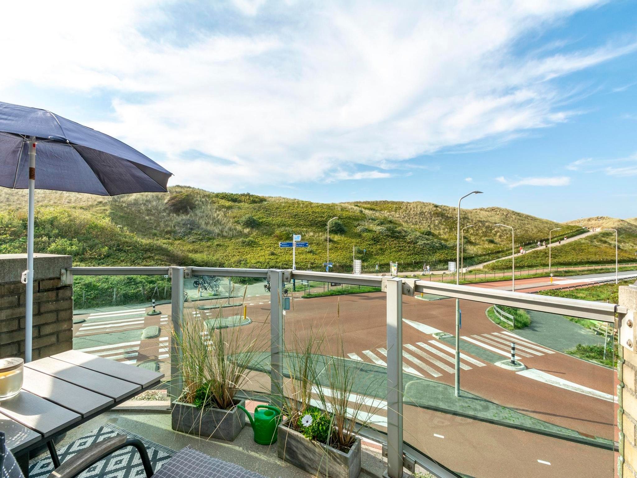 Het terras van Beach Appartement 36 in Callantsoog