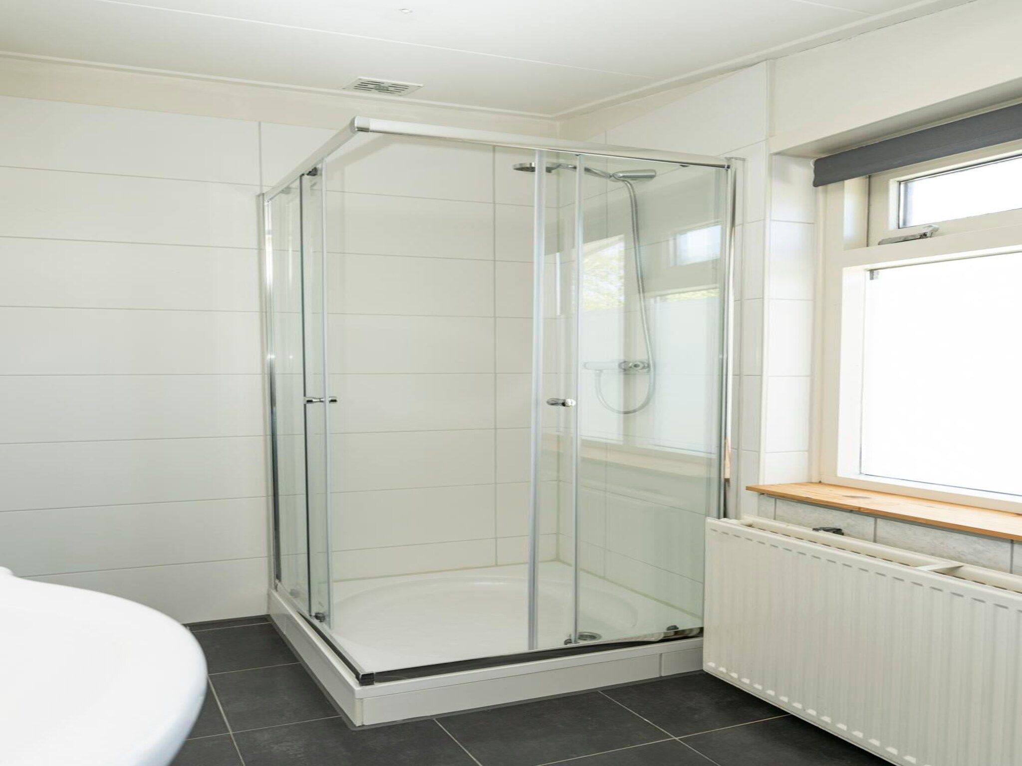 De badkamer van Strandhuys Mossel in De Koog