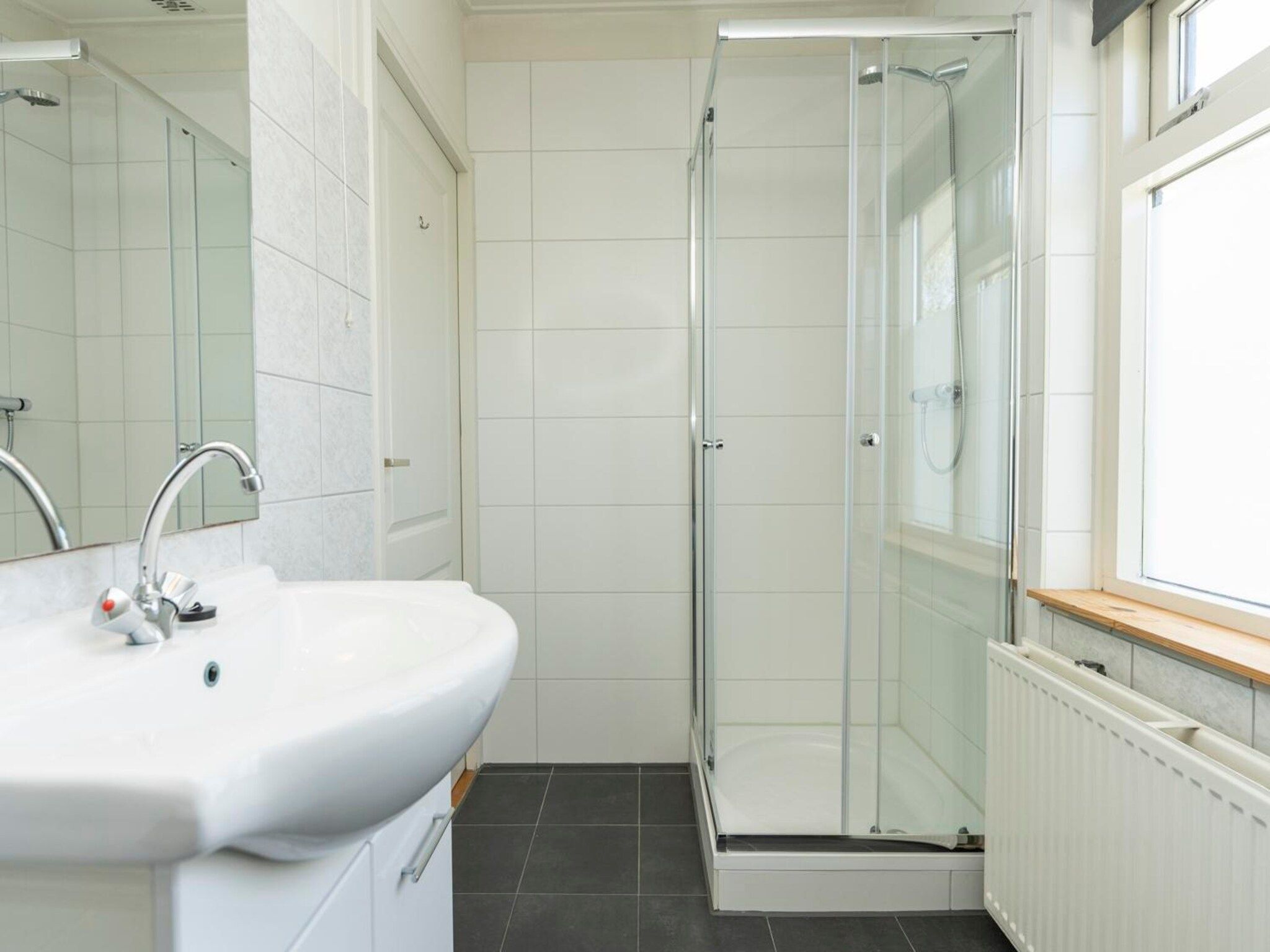 De badkamer van Strandhuys Mossel in De Koog