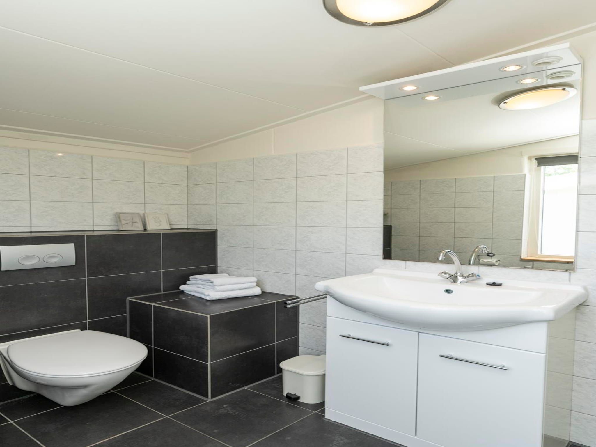 De badkamer van Strandhuys Mossel in De Koog