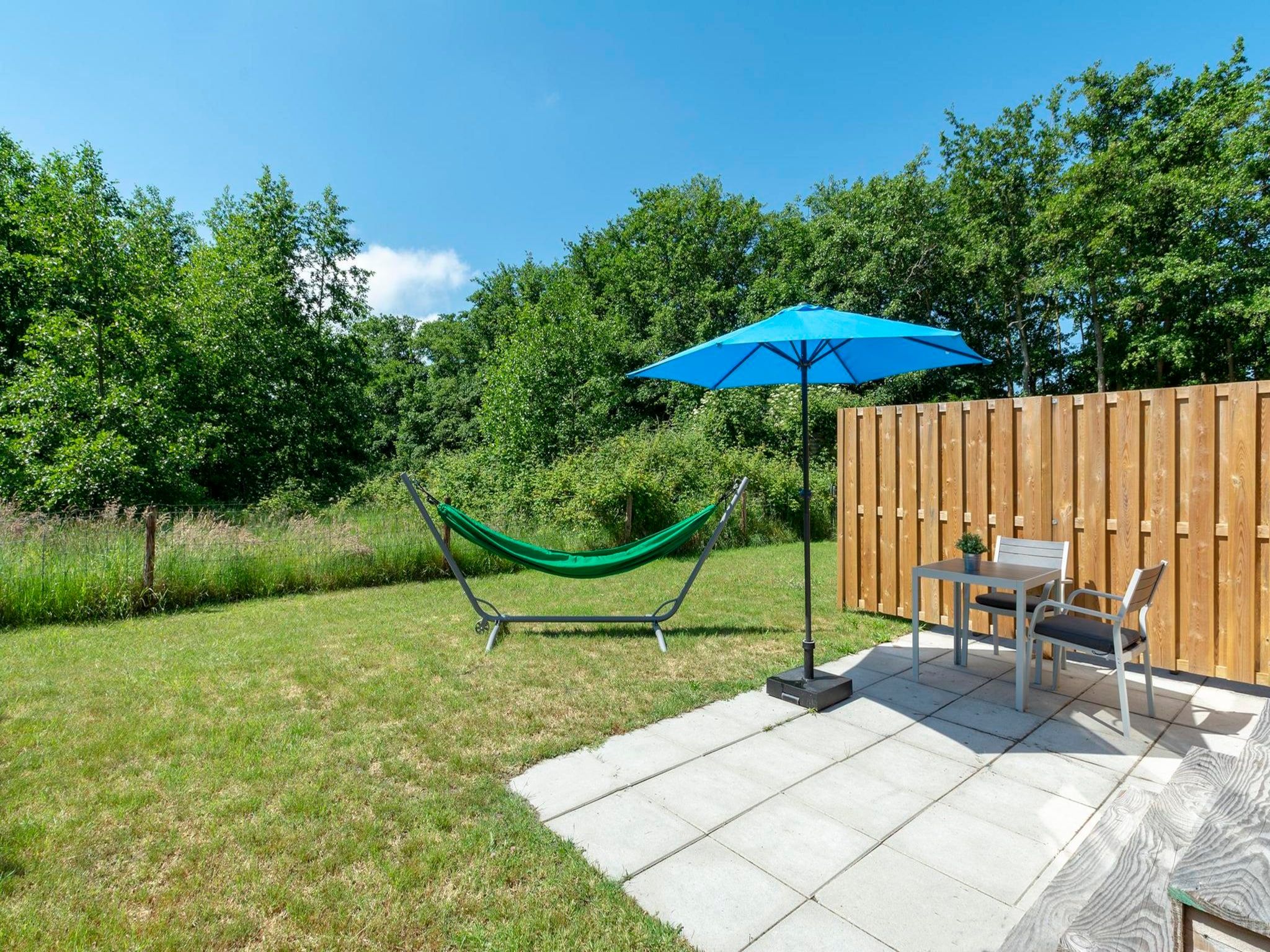 Het terras van Beach Studio Texel in De Koog