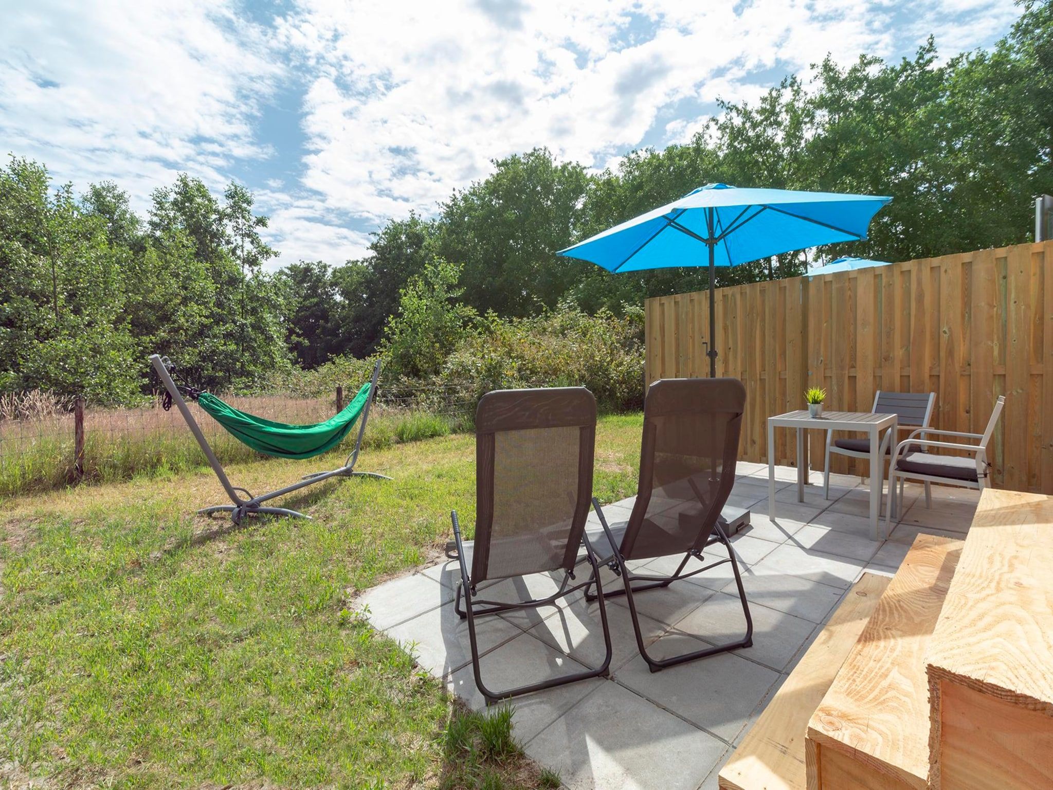 Het terras van Beach Studio Texel in De Koog