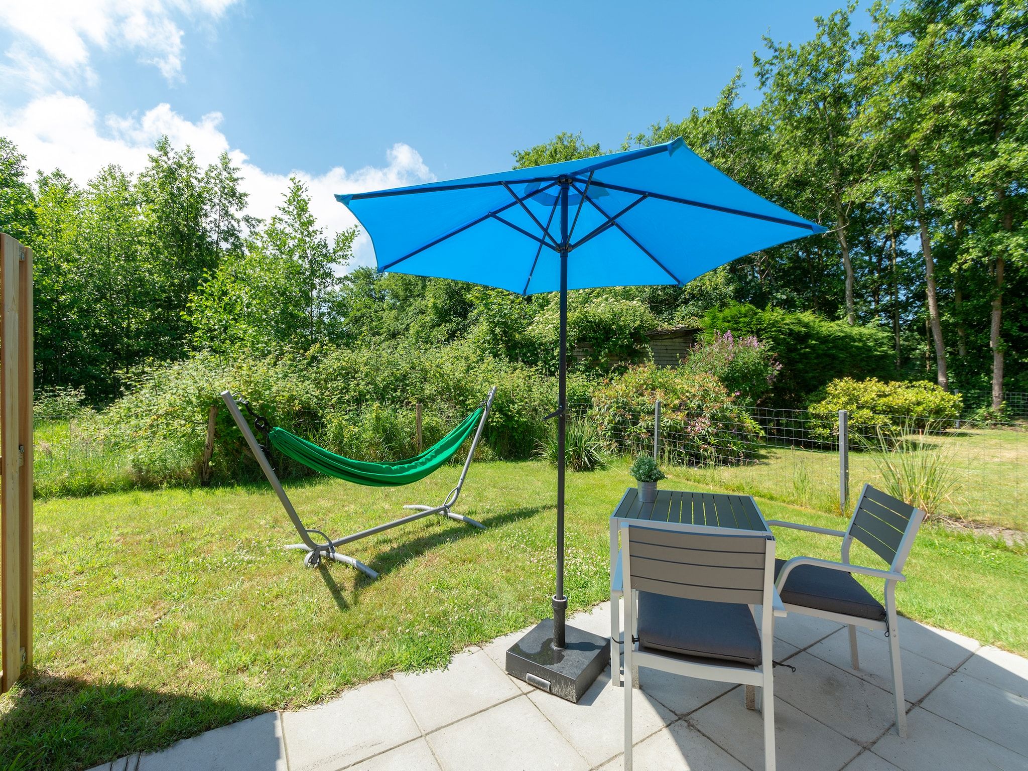 Het terras van Beach Studio Texel in De Koog