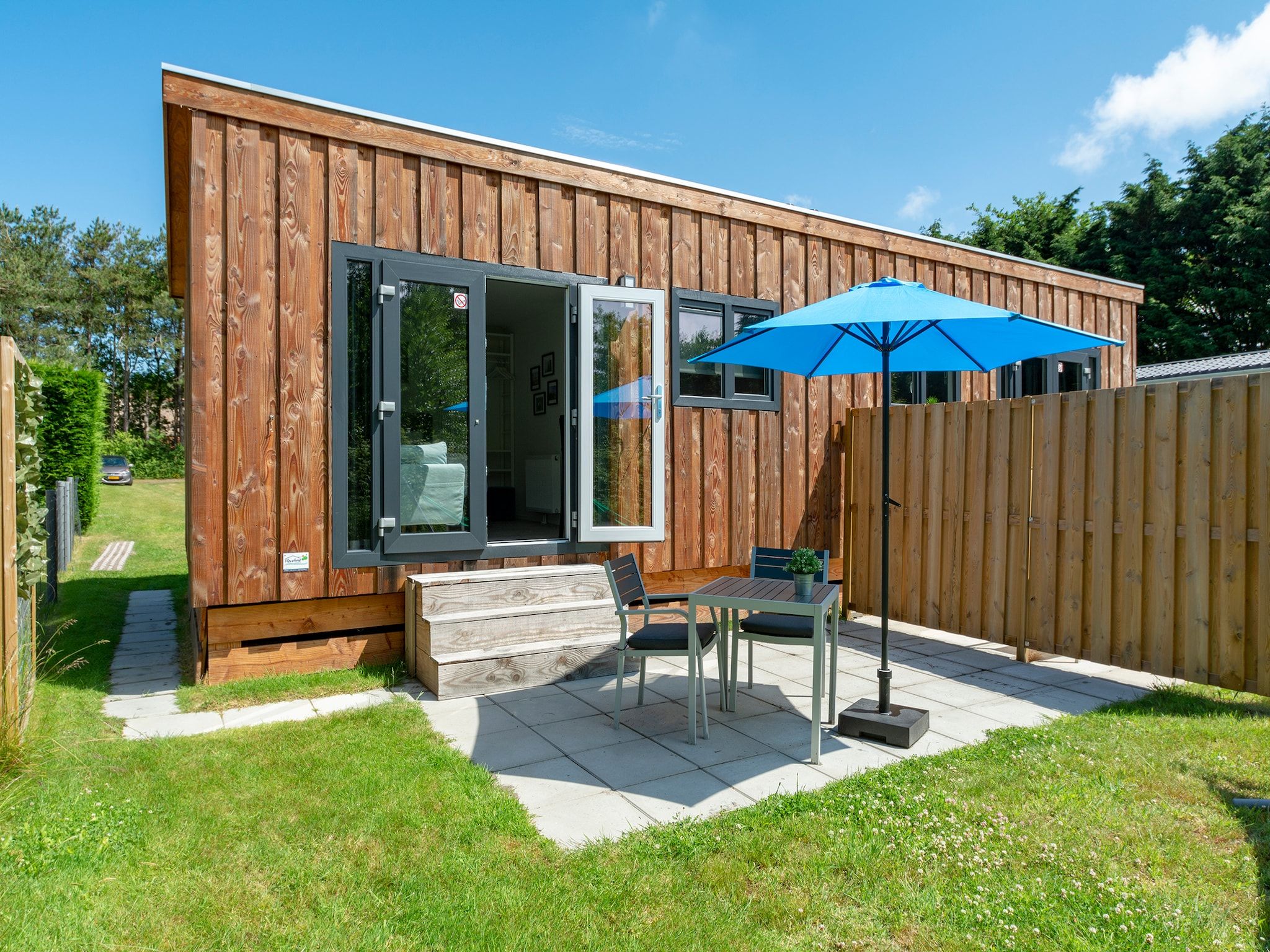 Het terras van Beach Studio Texel in De Koog