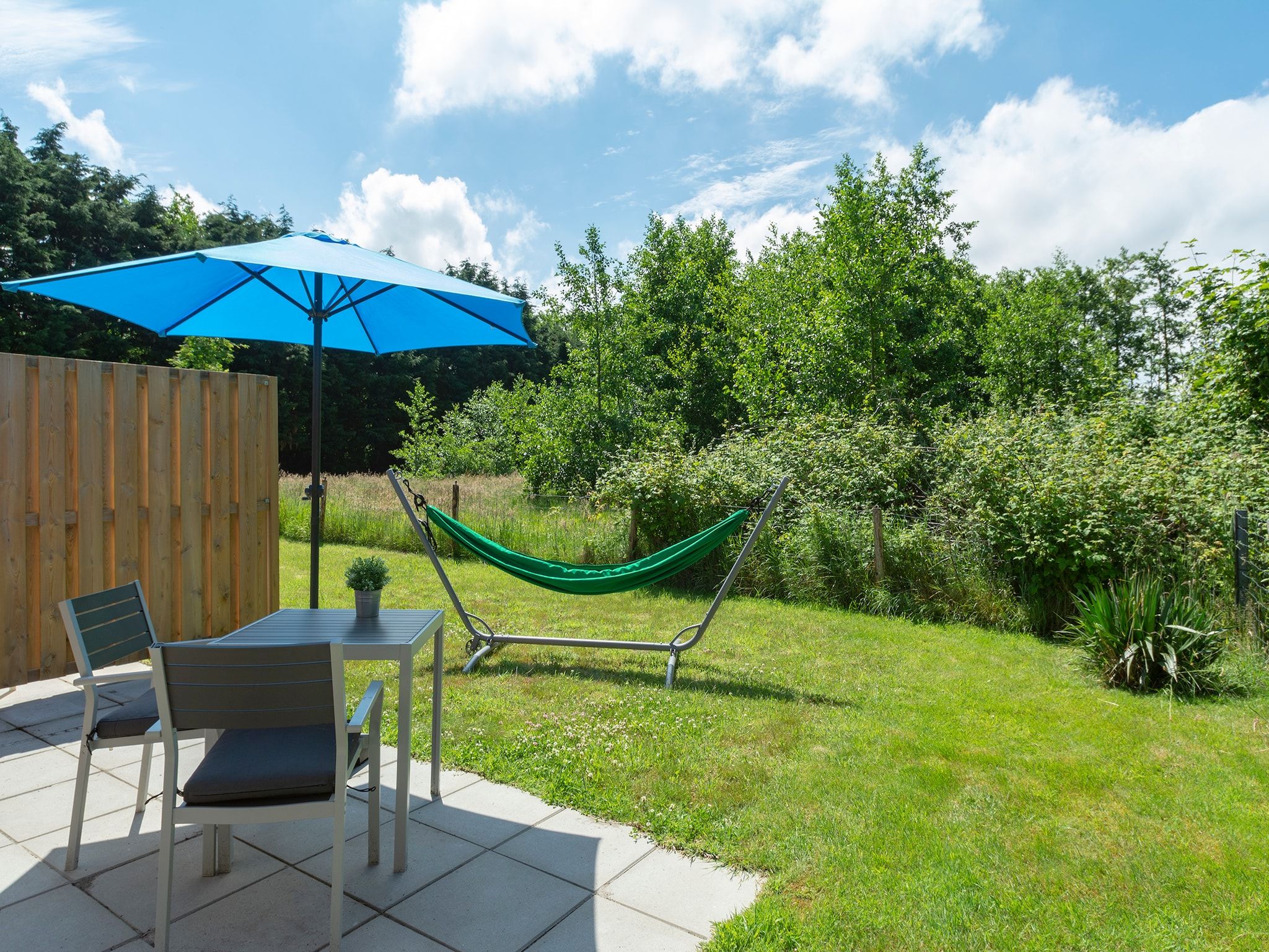 Het terras van Beach Studio Texel in De Koog
