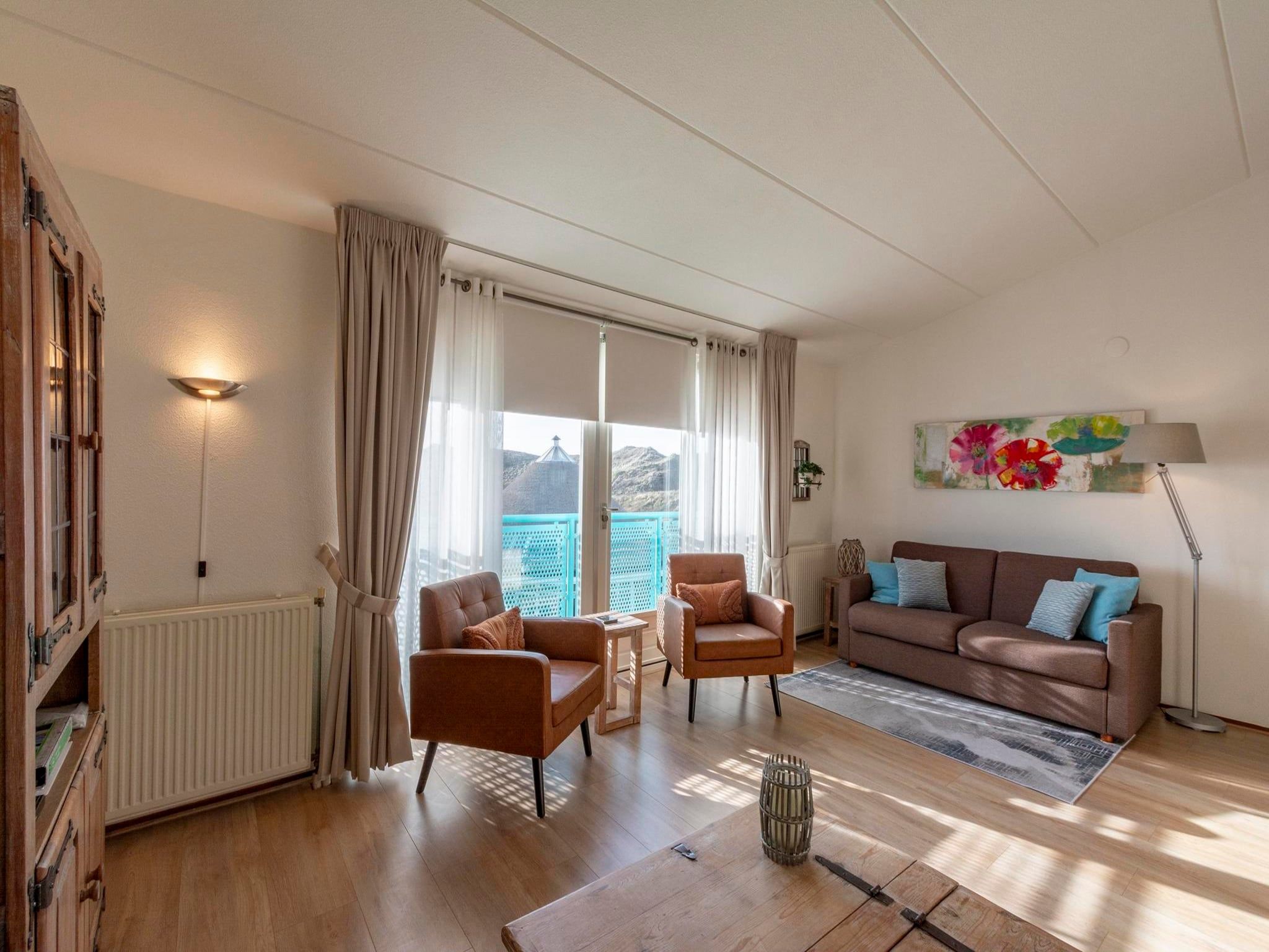 De woonkamer van Strandslag 217 in Julianadorp aan Zee