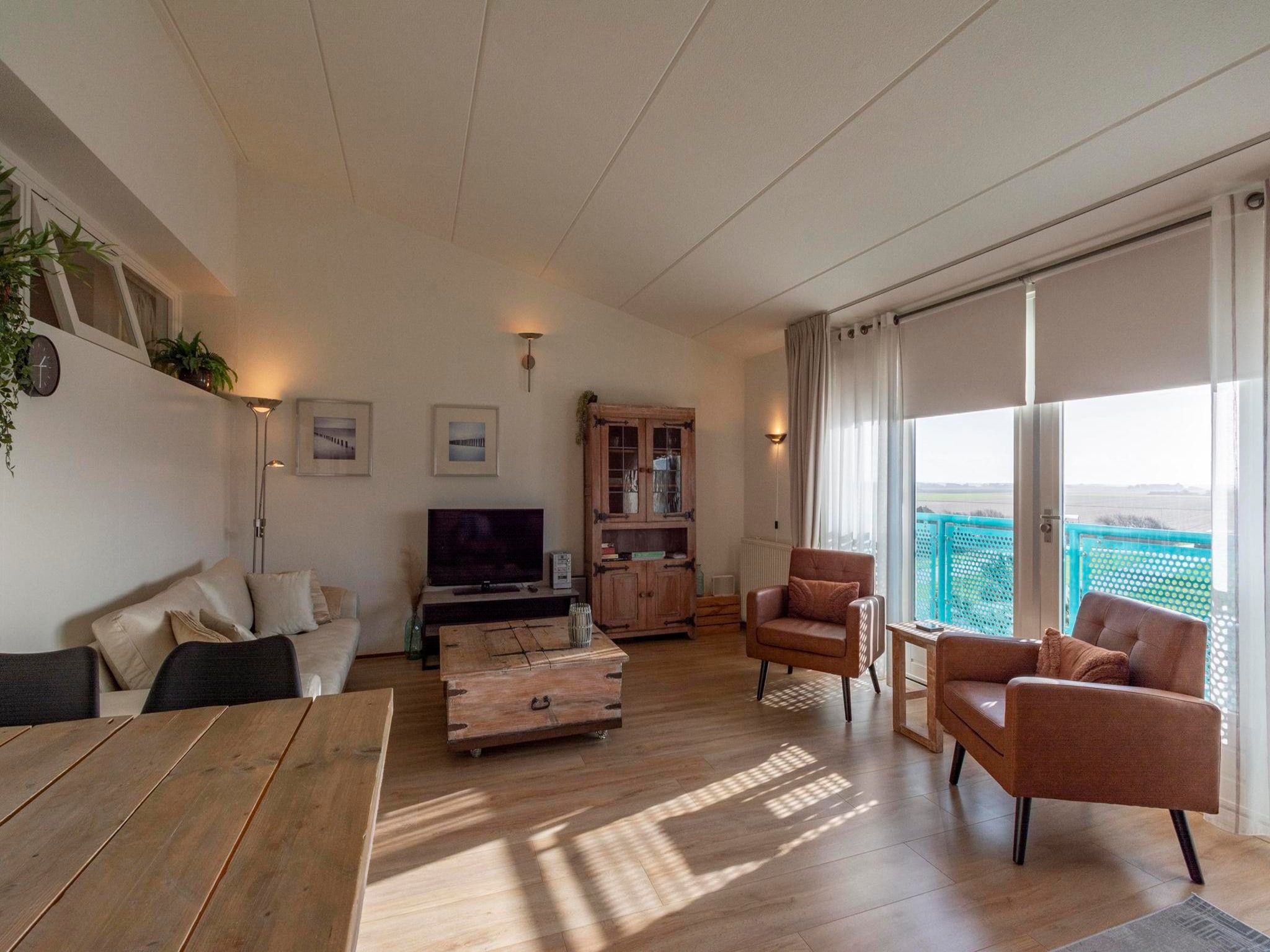De woonkamer van Strandslag 217 in Julianadorp aan Zee