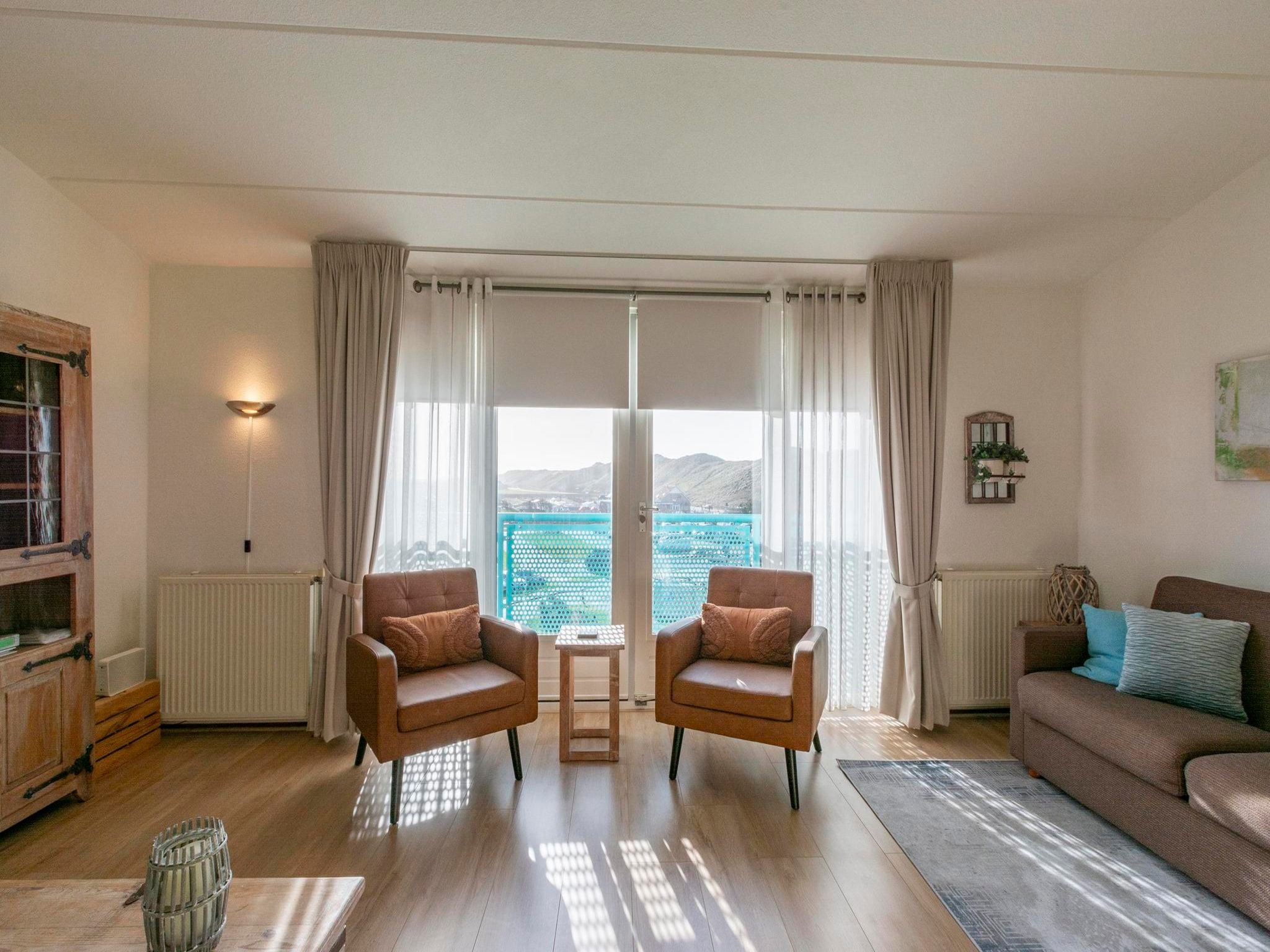 De woonkamer van Strandslag 217 in Julianadorp aan Zee