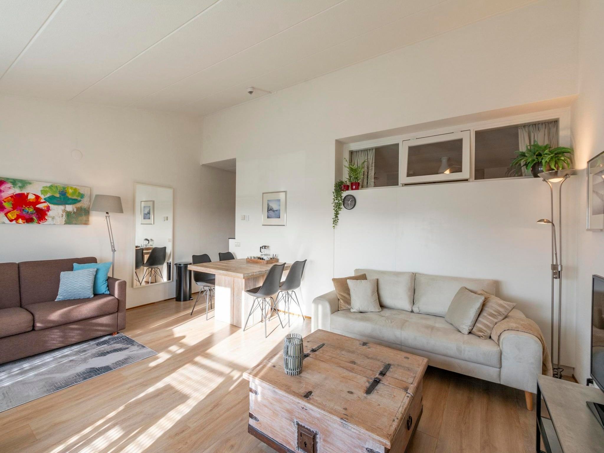 De woonkamer van Strandslag 217 in Julianadorp aan Zee