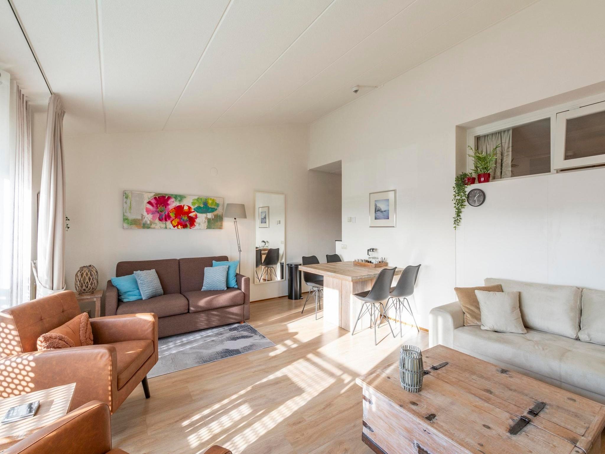 De woonkamer van Strandslag 217 in Julianadorp aan Zee