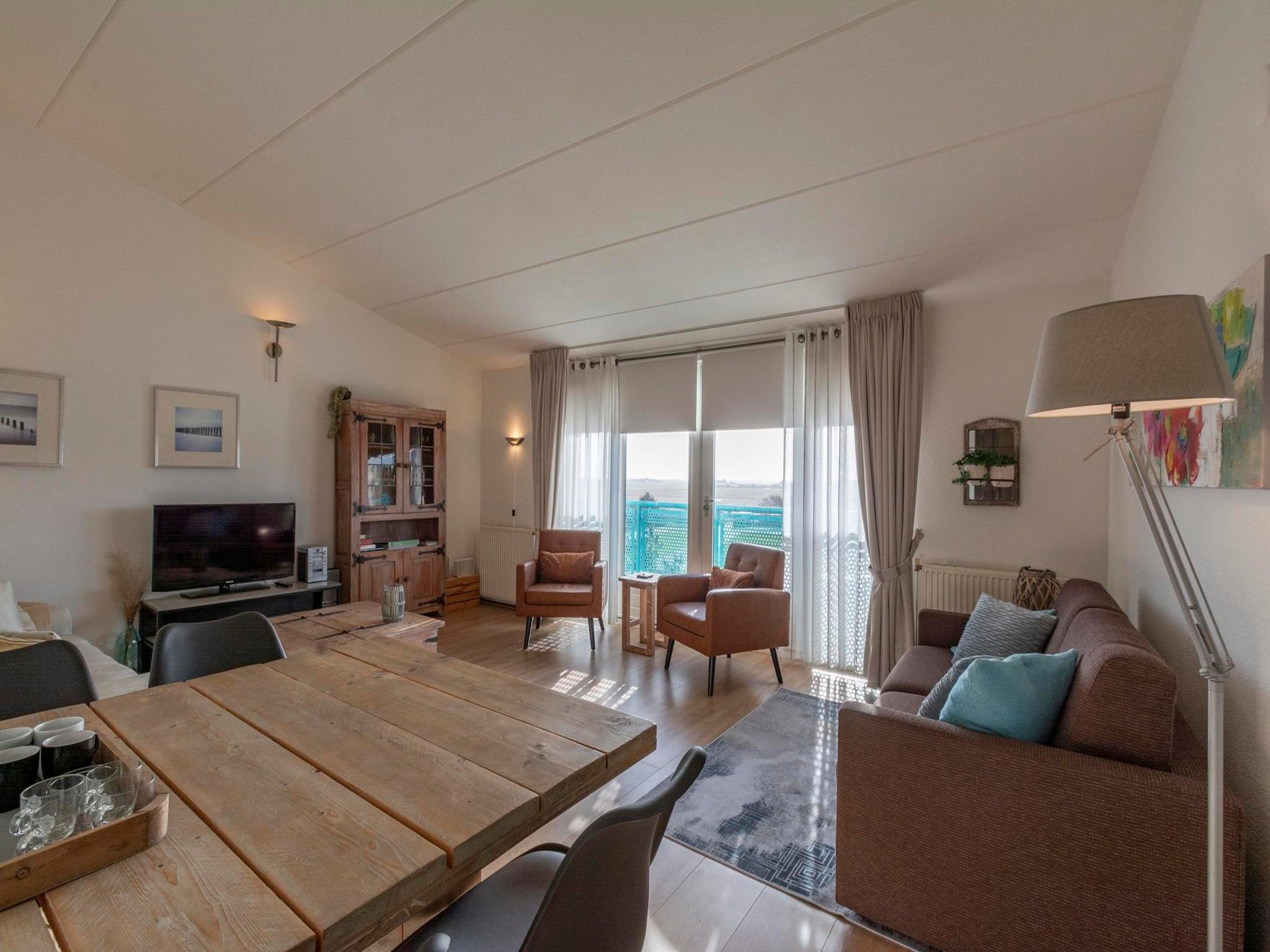 De woonkamer van Strandslag 217 in Julianadorp aan Zee