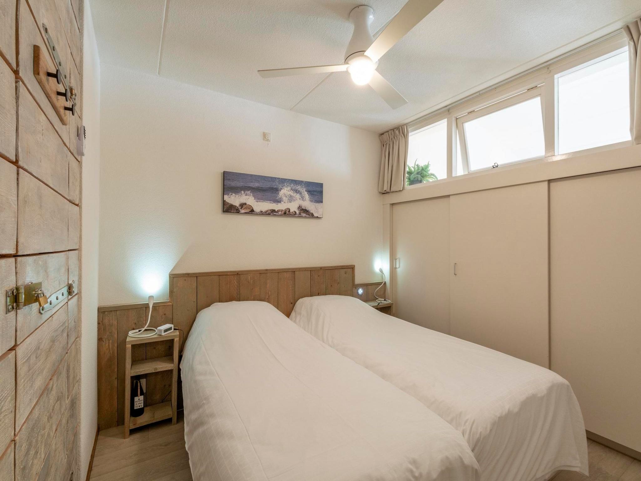 Een slaapkamer van Strandslag 217 in Julianadorp aan Zee