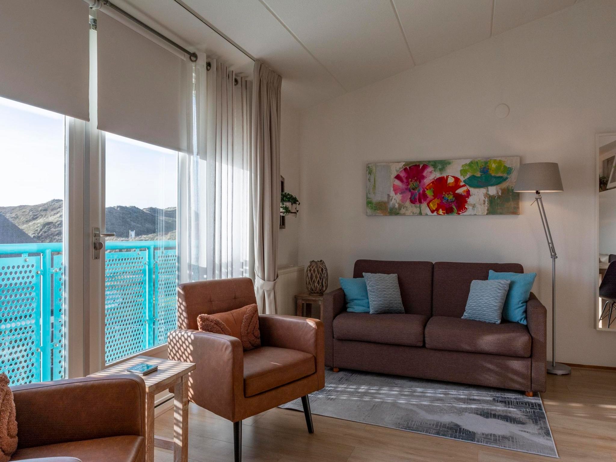 De woonkamer van Strandslag 217 in Julianadorp aan Zee