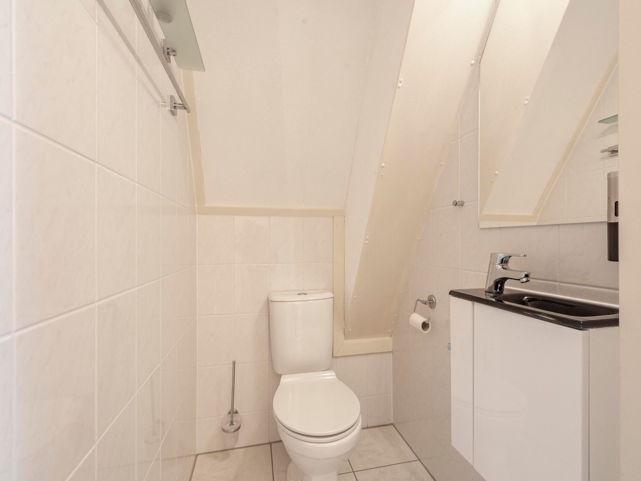 De badkamer van Campanula 52 in Sint Maartenszee