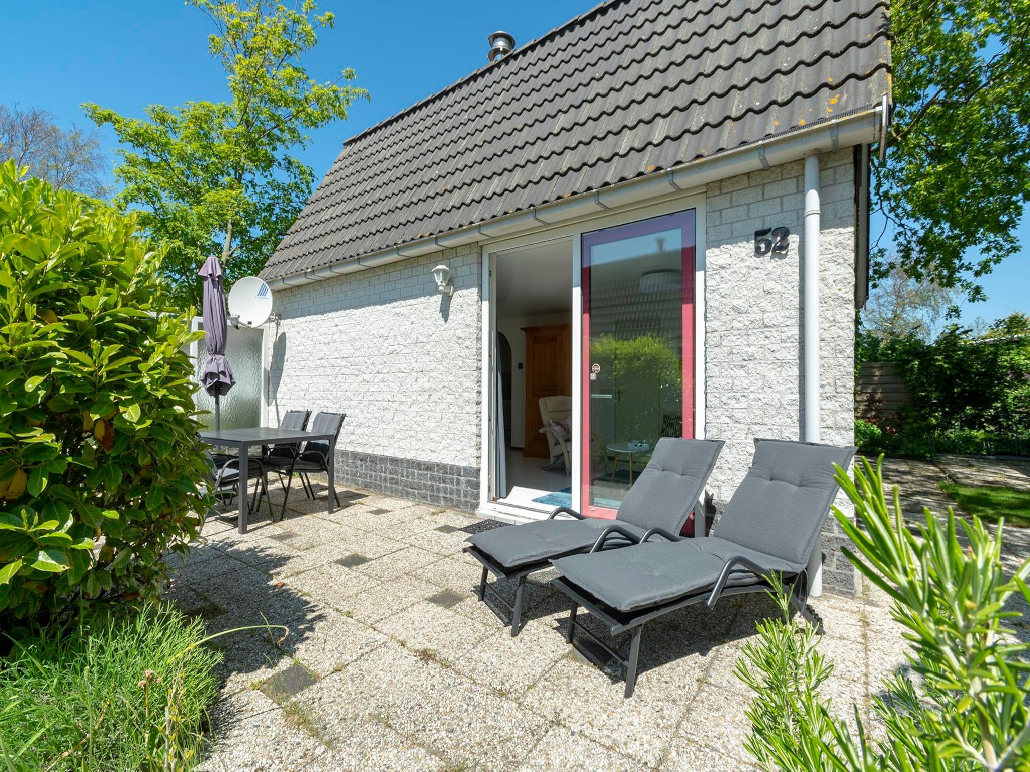 Het terras van Campanula 52 in Sint Maartenszee