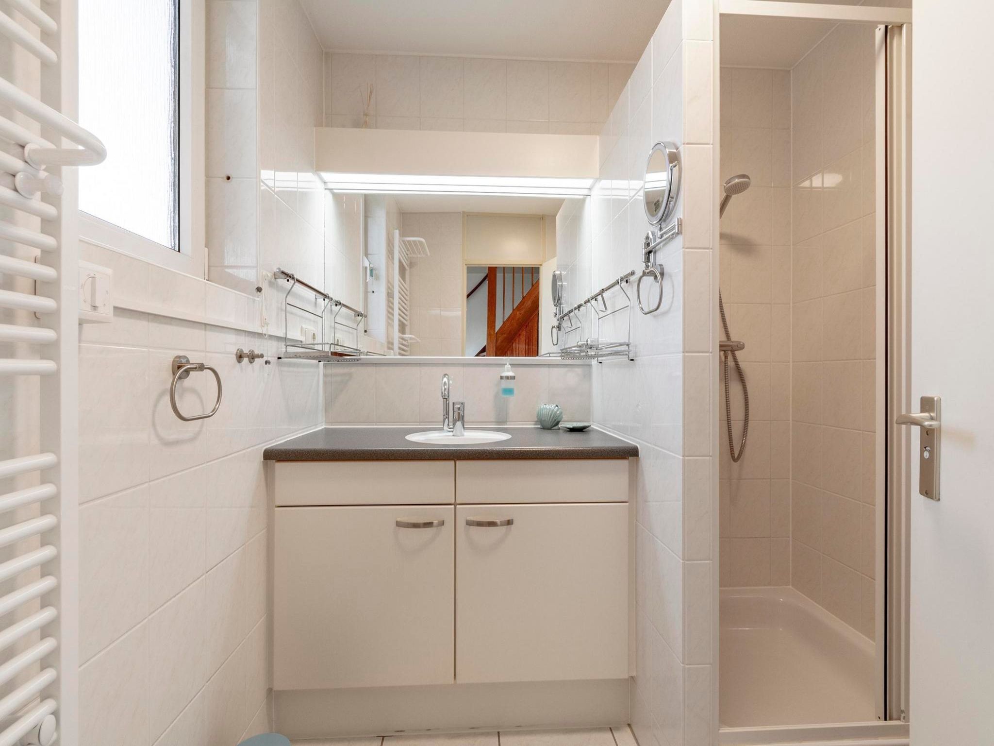 De badkamer van Campanula 52 in Sint Maartenszee