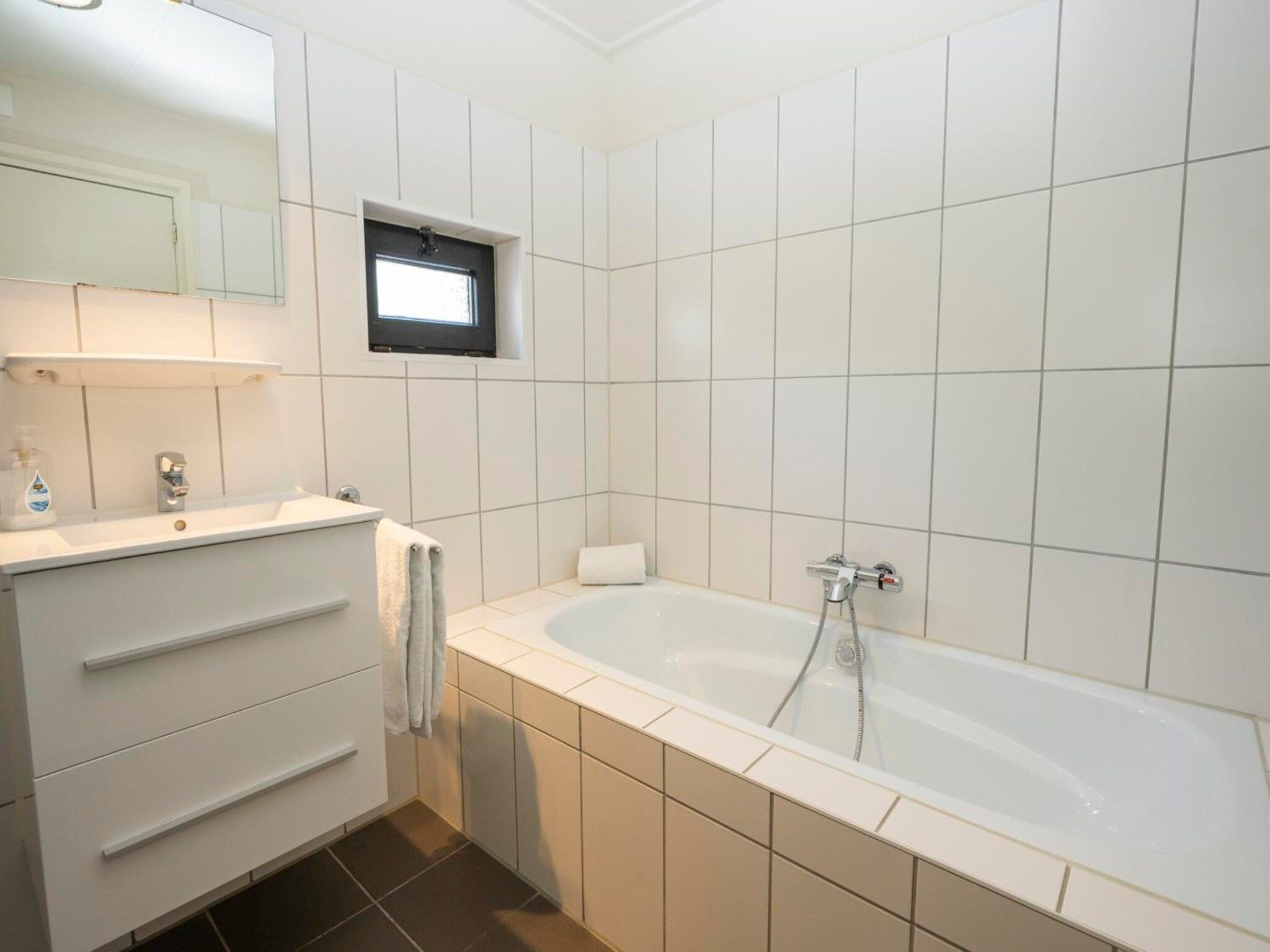 De badkamer van Strandhuys Schelp in De Koog