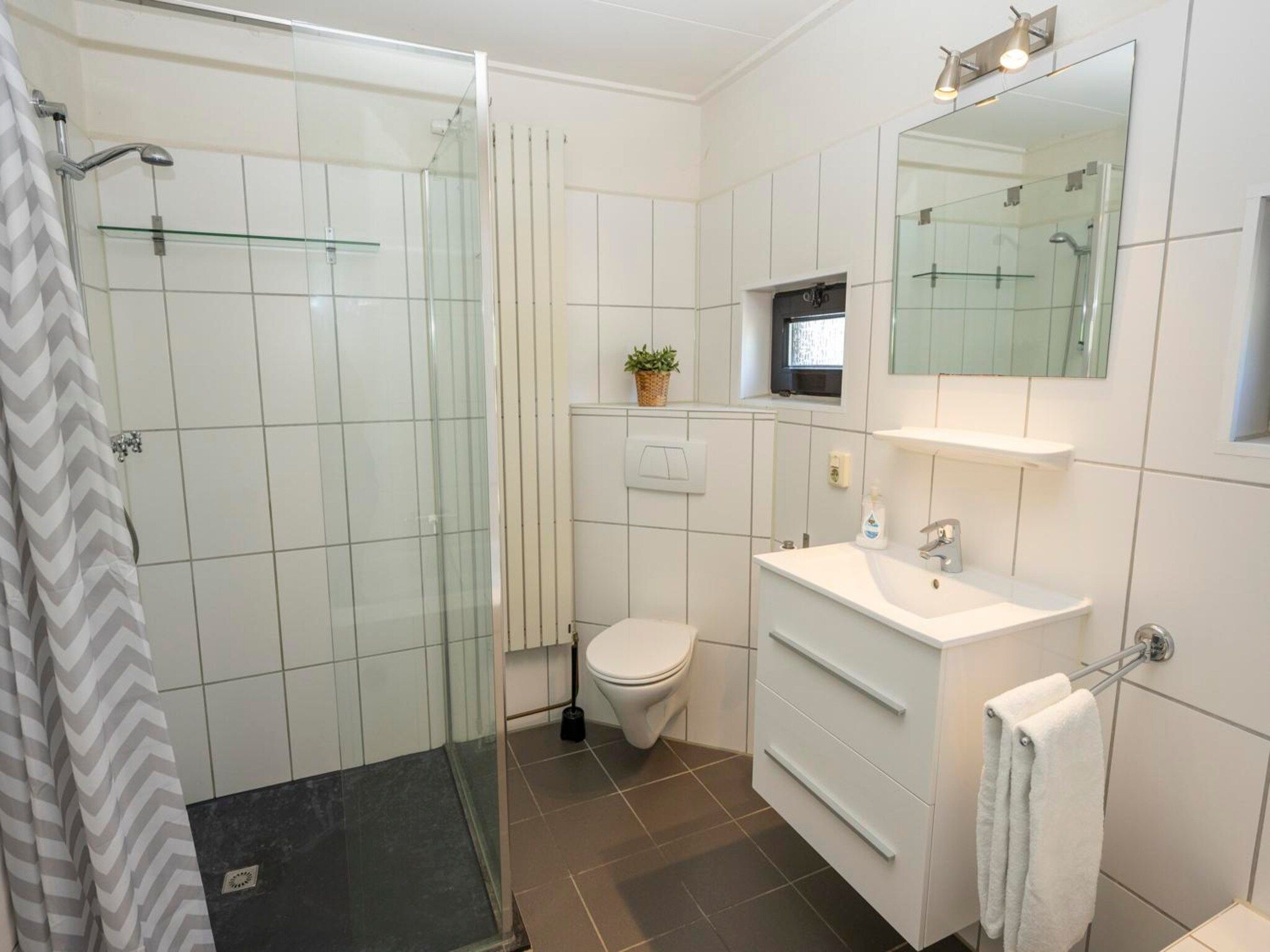 De badkamer van Strandhuys Schelp in De Koog