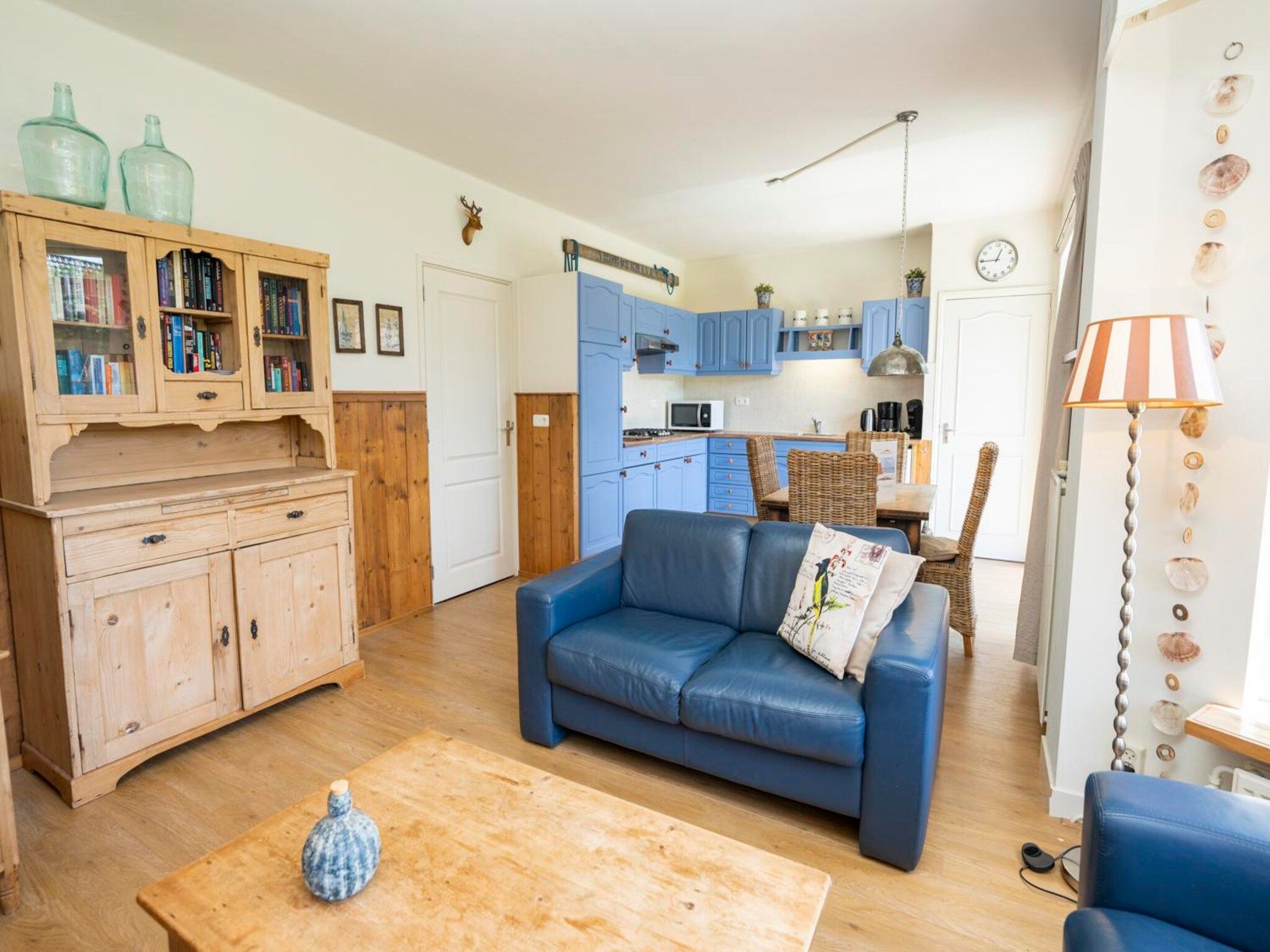 De woonkamer van Strandhuys Schelp in De Koog