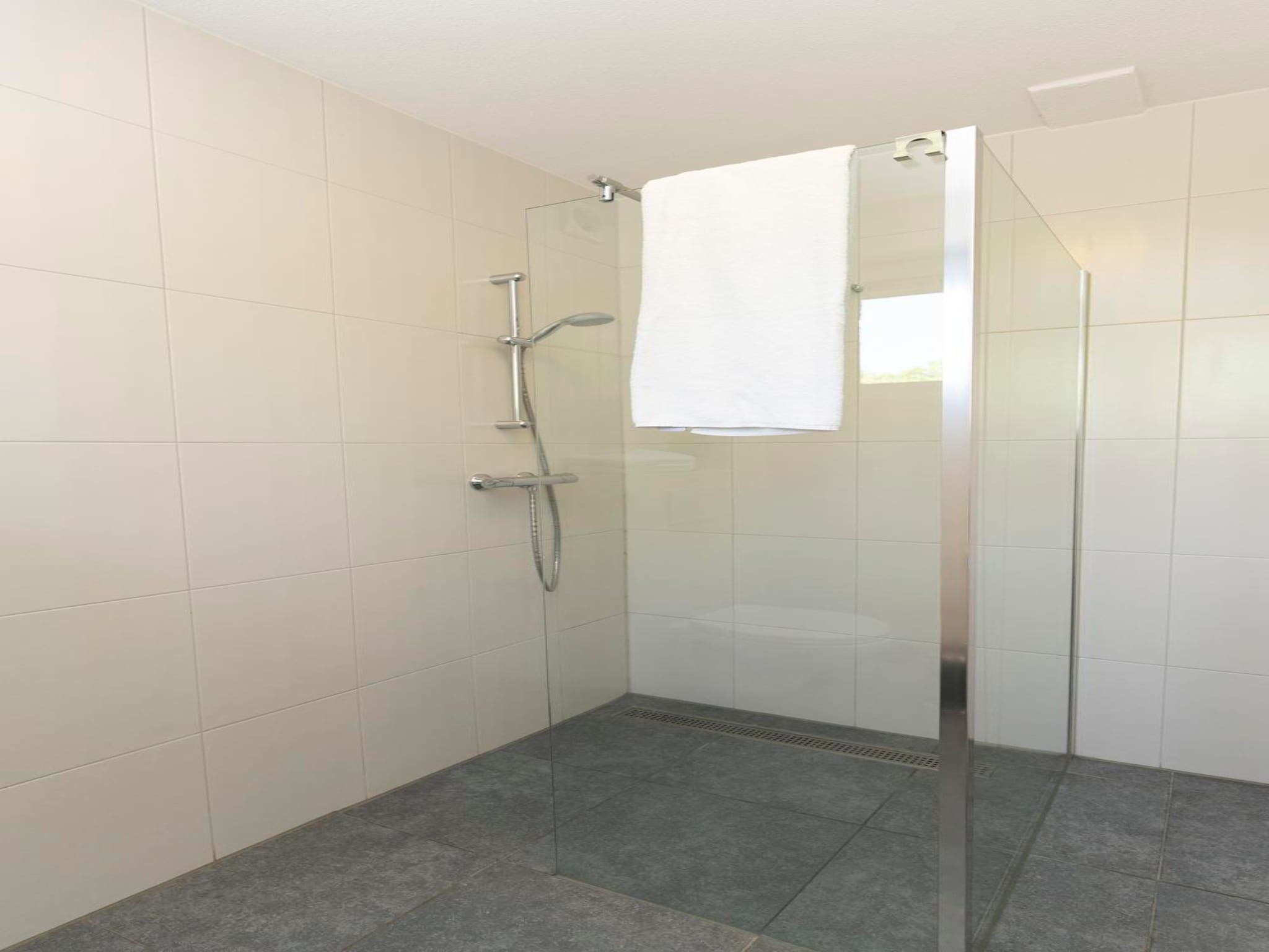 De badkamer van Strandhuys Wulk in De Koog