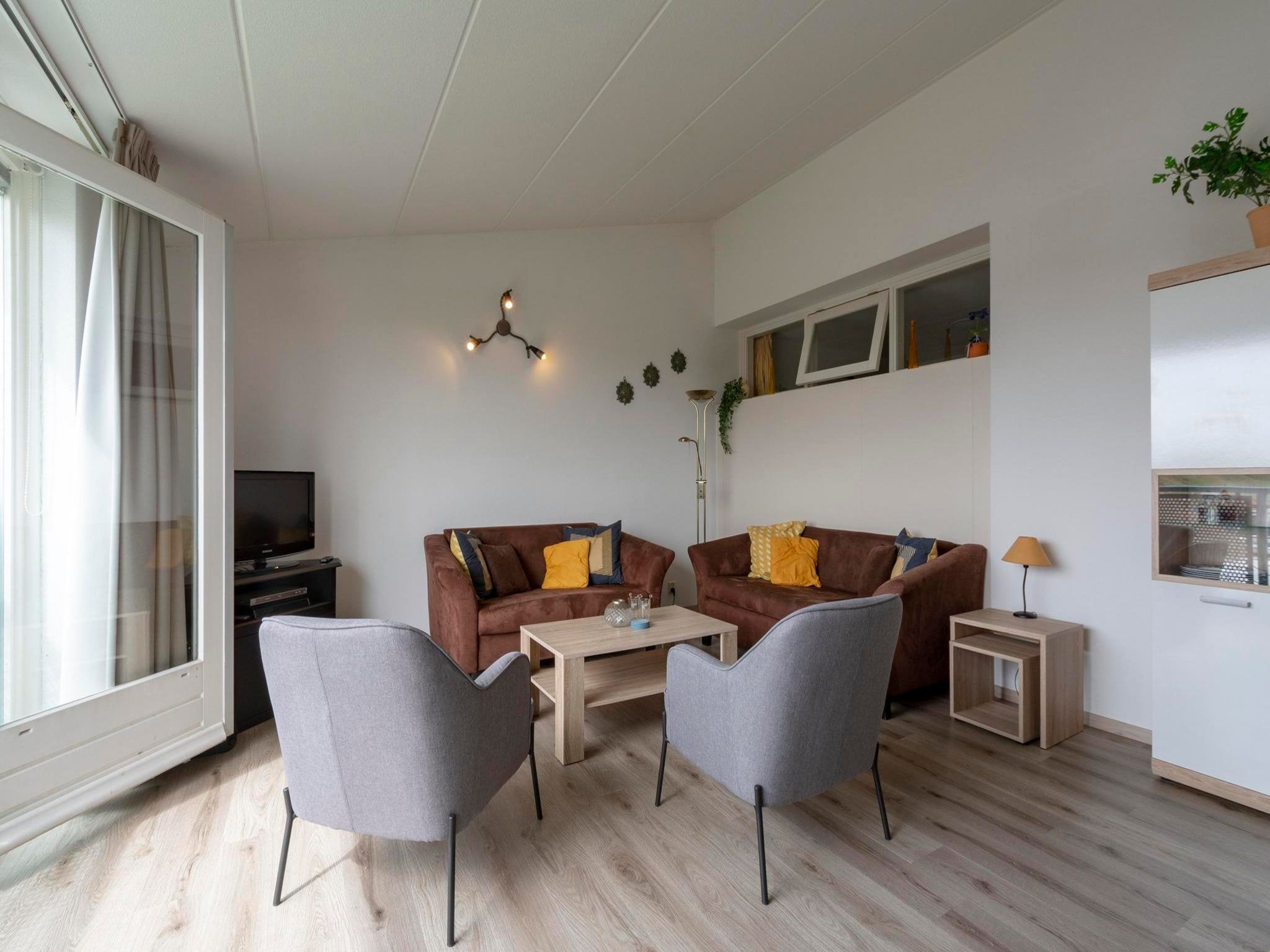 De woonkamer van Strandslag 223 in Julianadorp aan Zee