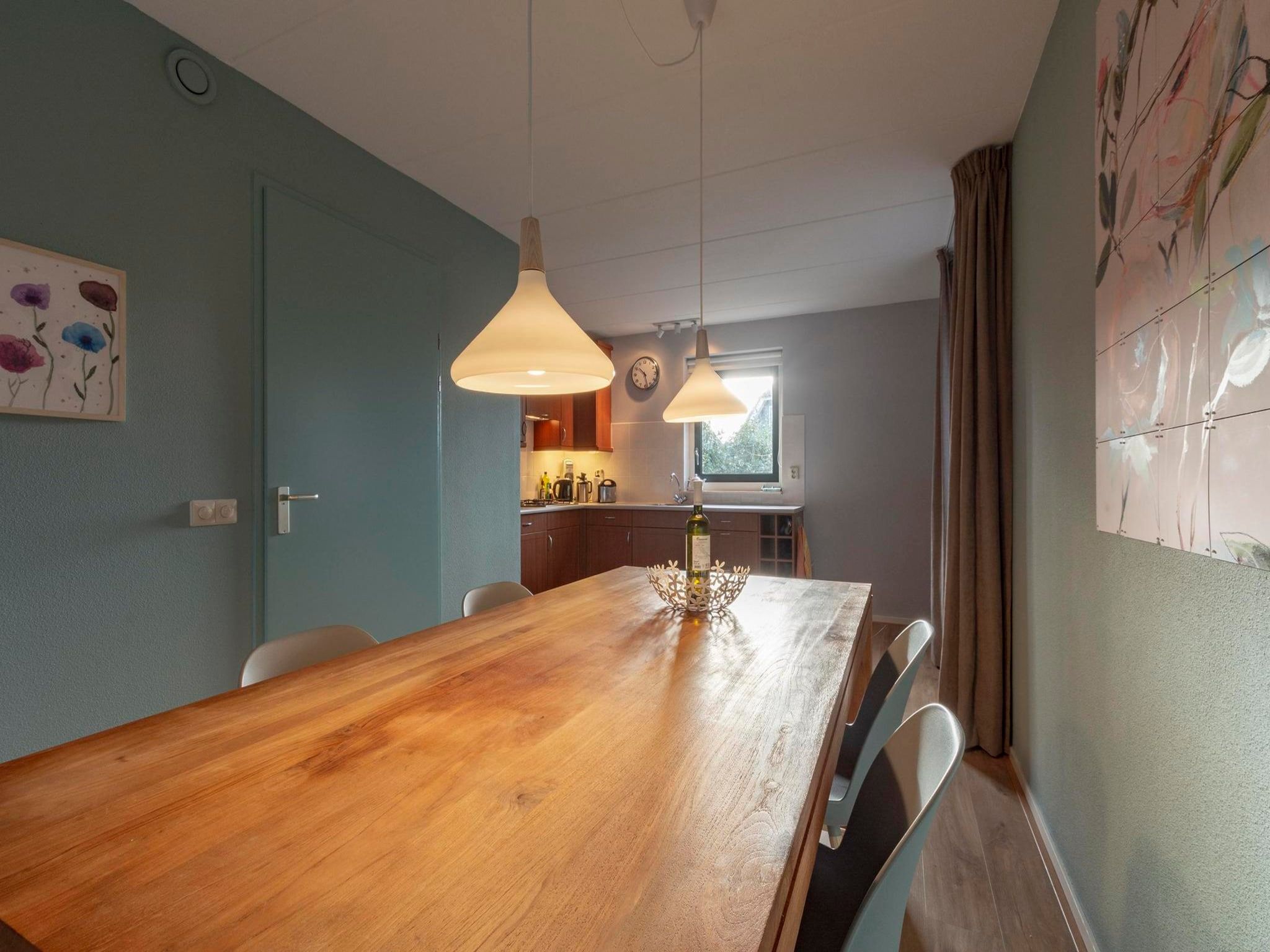 De eetkamer van Duynopgangh 46 in Julianadorp aan Zee