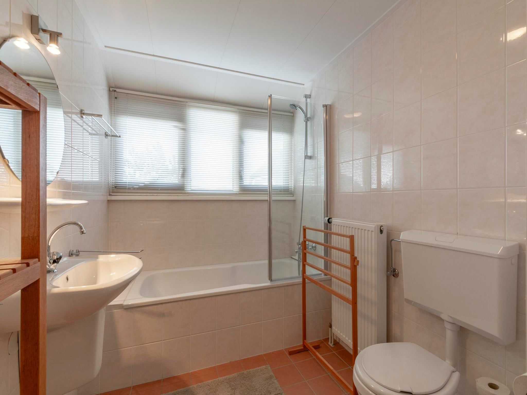 De badkamer van Duynopgangh 46 in Julianadorp aan Zee