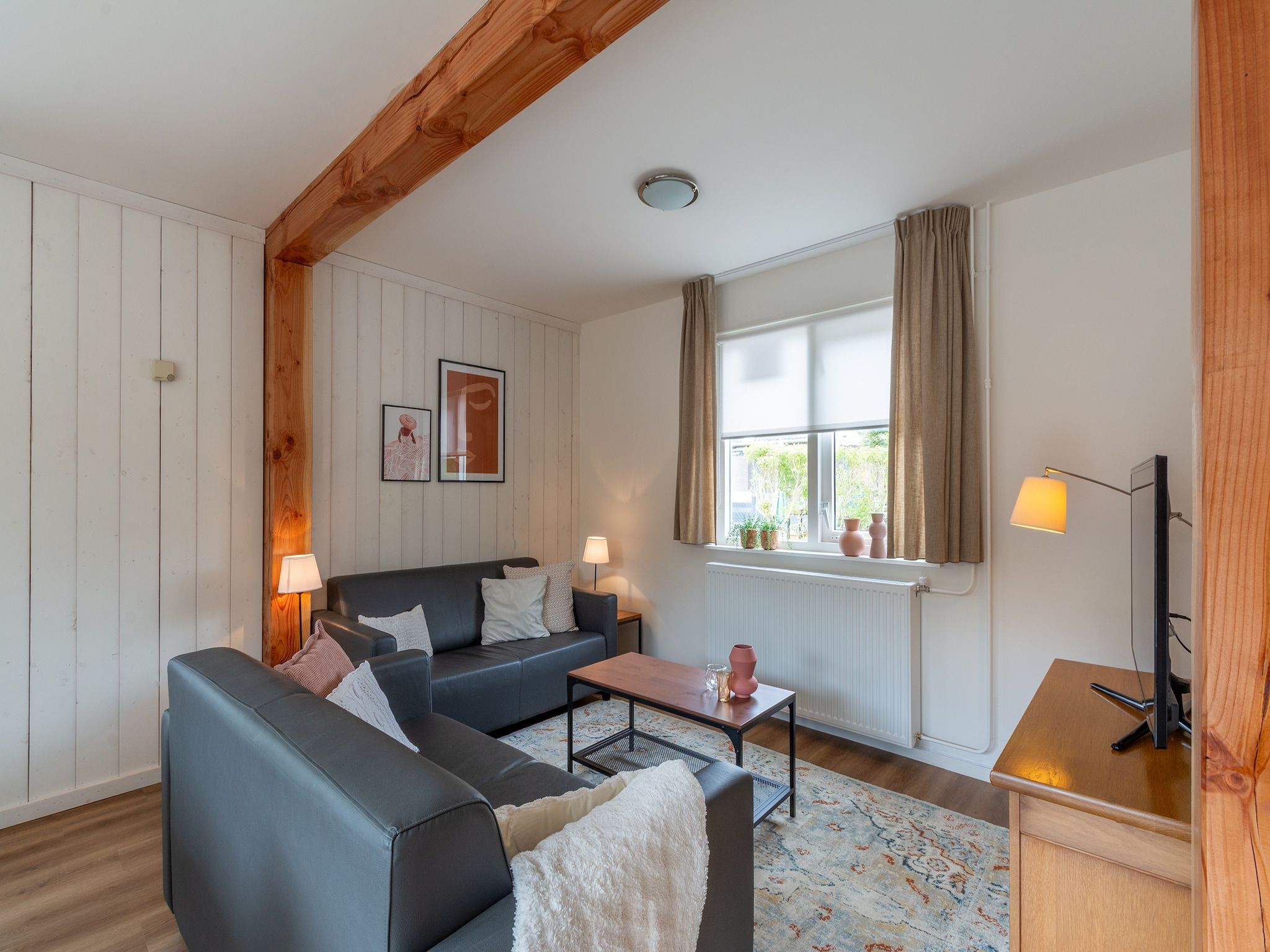 De woonkamer van Effe Sprage in Callantsoog