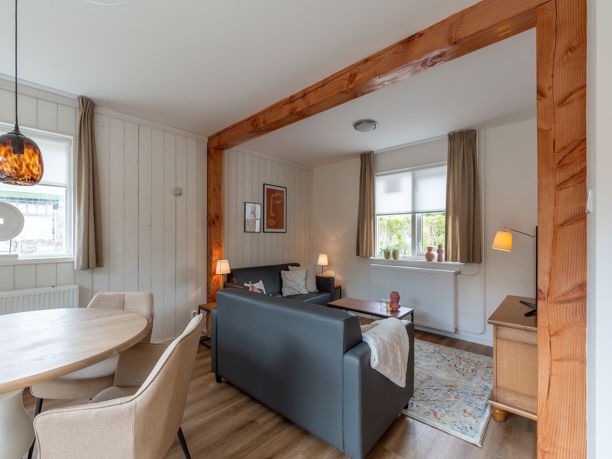 De woonkamer van Effe Sprage in Callantsoog