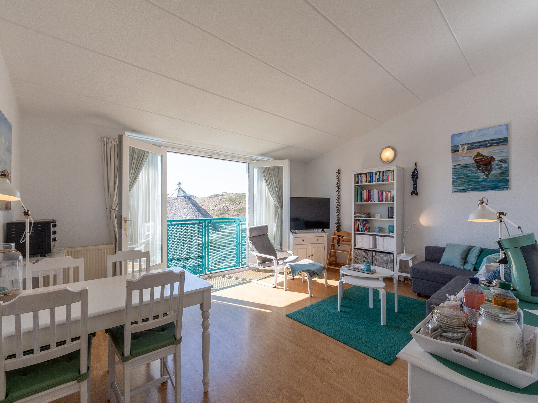 De woonkamer van Strandslag 225 in Julianadorp aan Zee