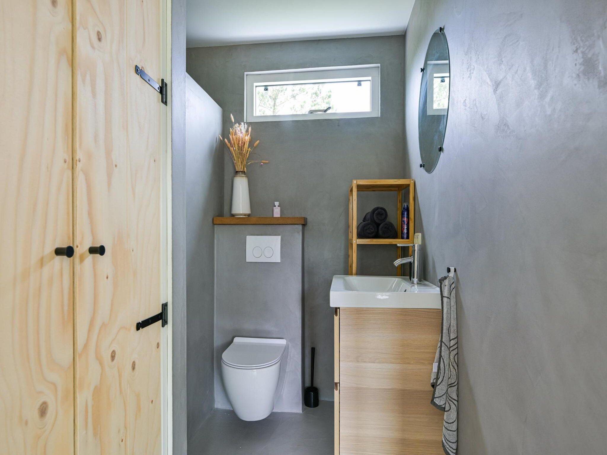 De badkamer van Eureka 36 in Sint Maartensvlotbrug