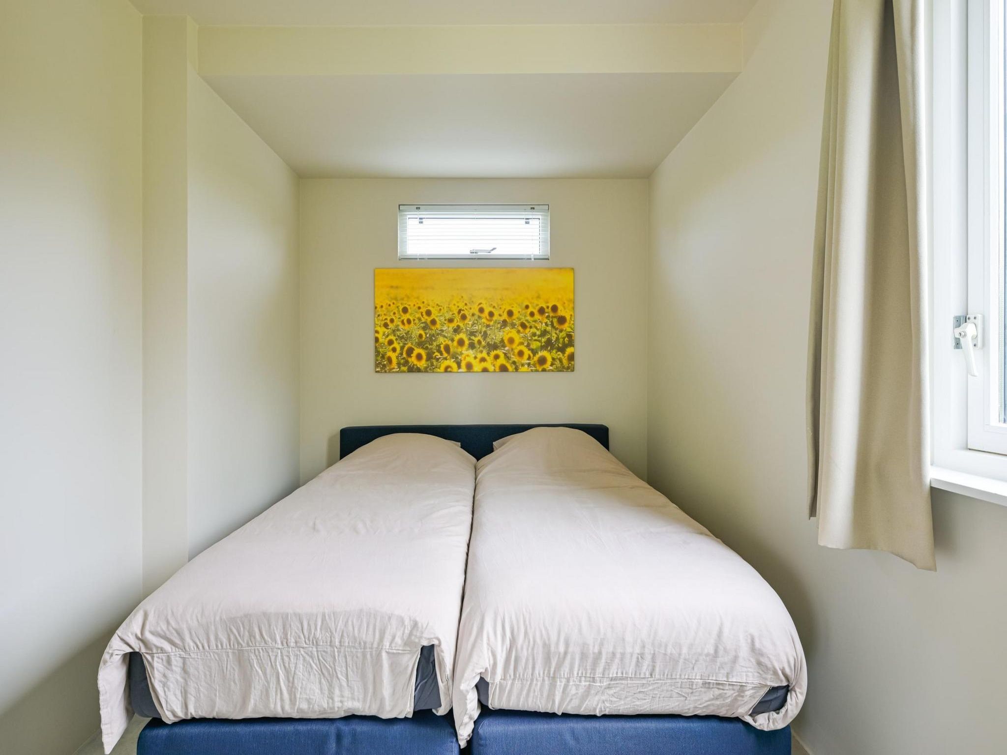 Een slaapkamer van Eureka 36 in Sint Maartensvlotbrug