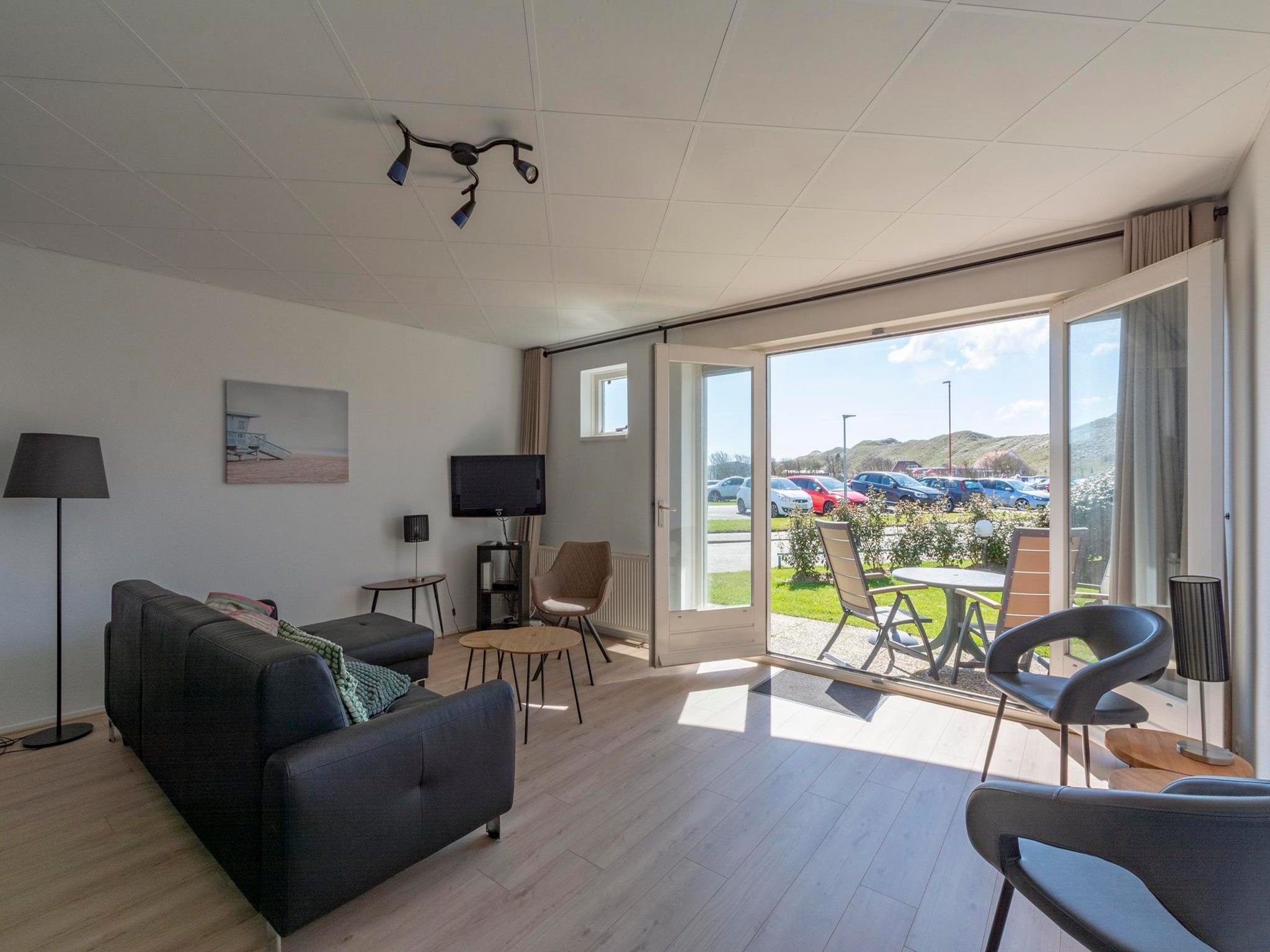 De woonkamer van Strandslag 95 in Julianadorp aan Zee