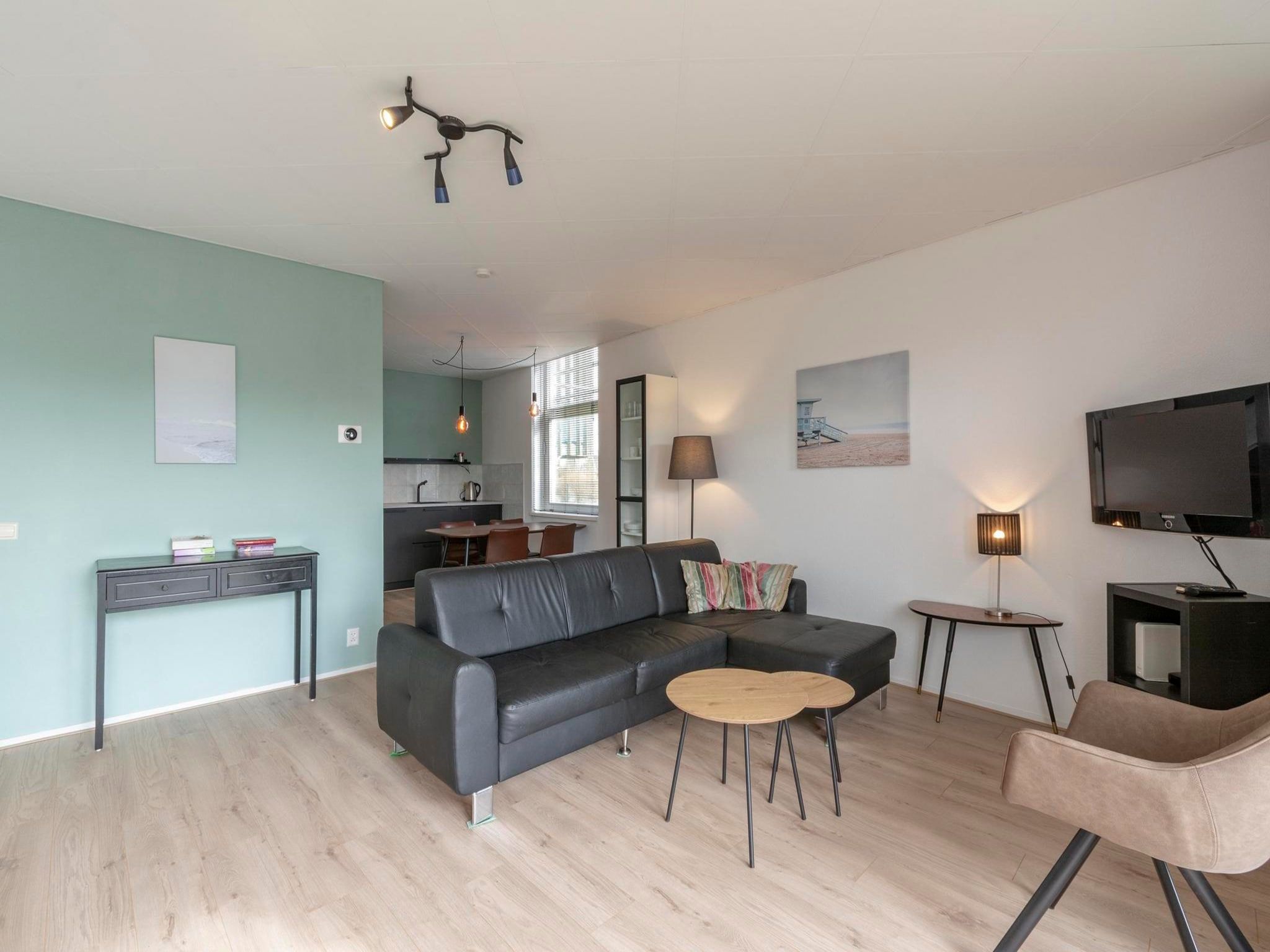 De woonkamer van Strandslag 95 in Julianadorp aan Zee