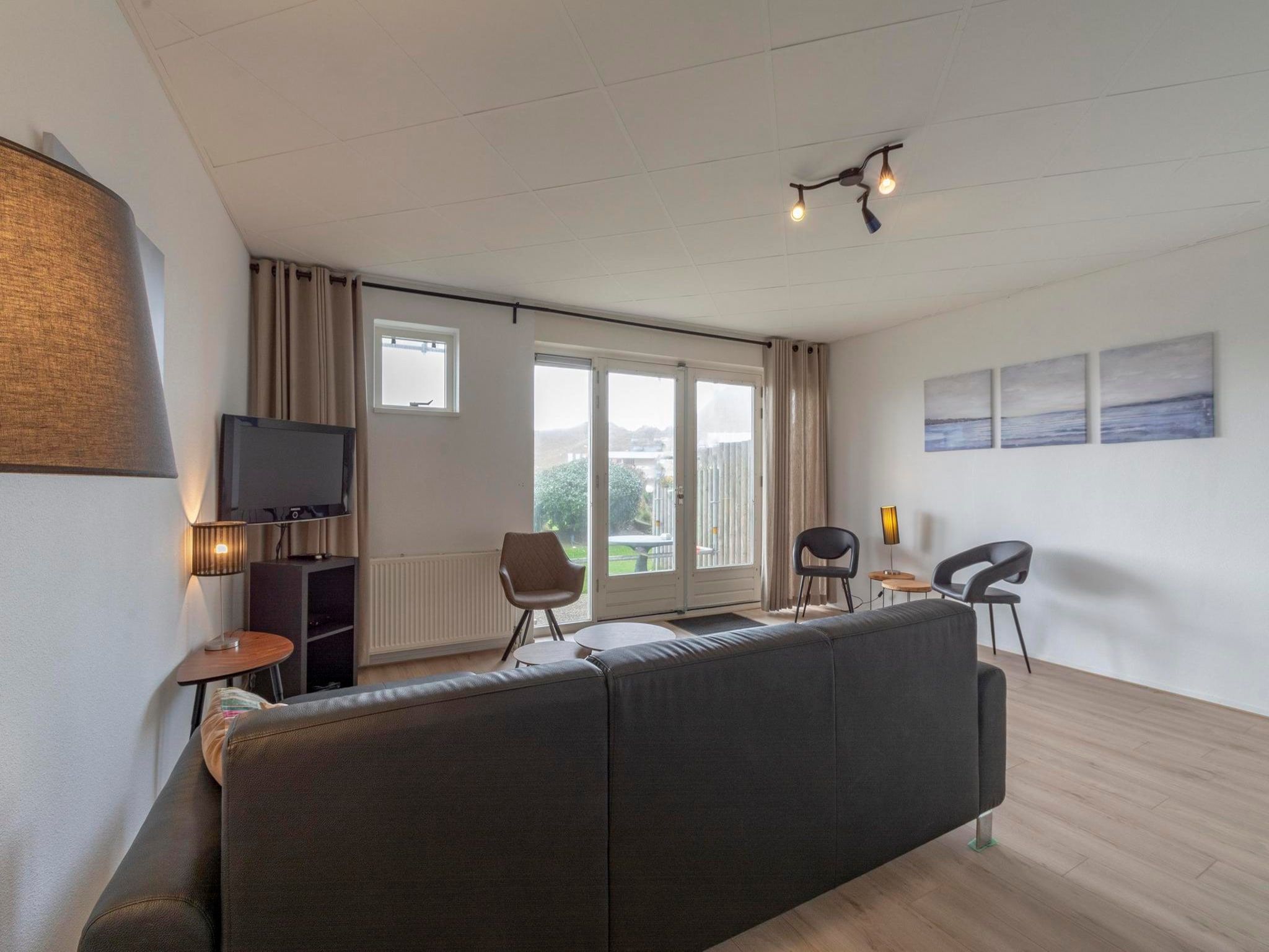 De woonkamer van Strandslag 95 in Julianadorp aan Zee