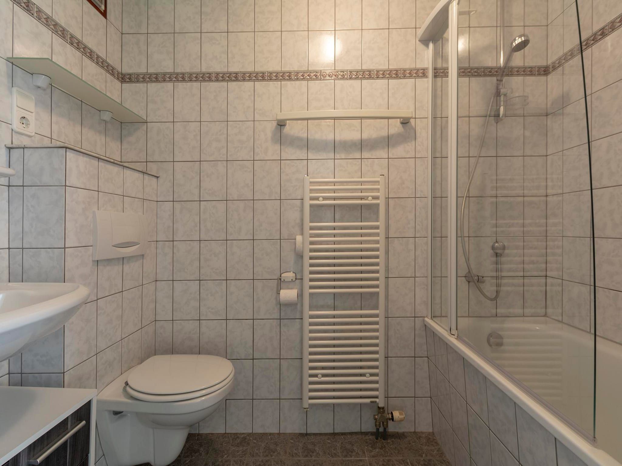 De badkamer van Eureka 78 in Sint Maartensvlotbrug