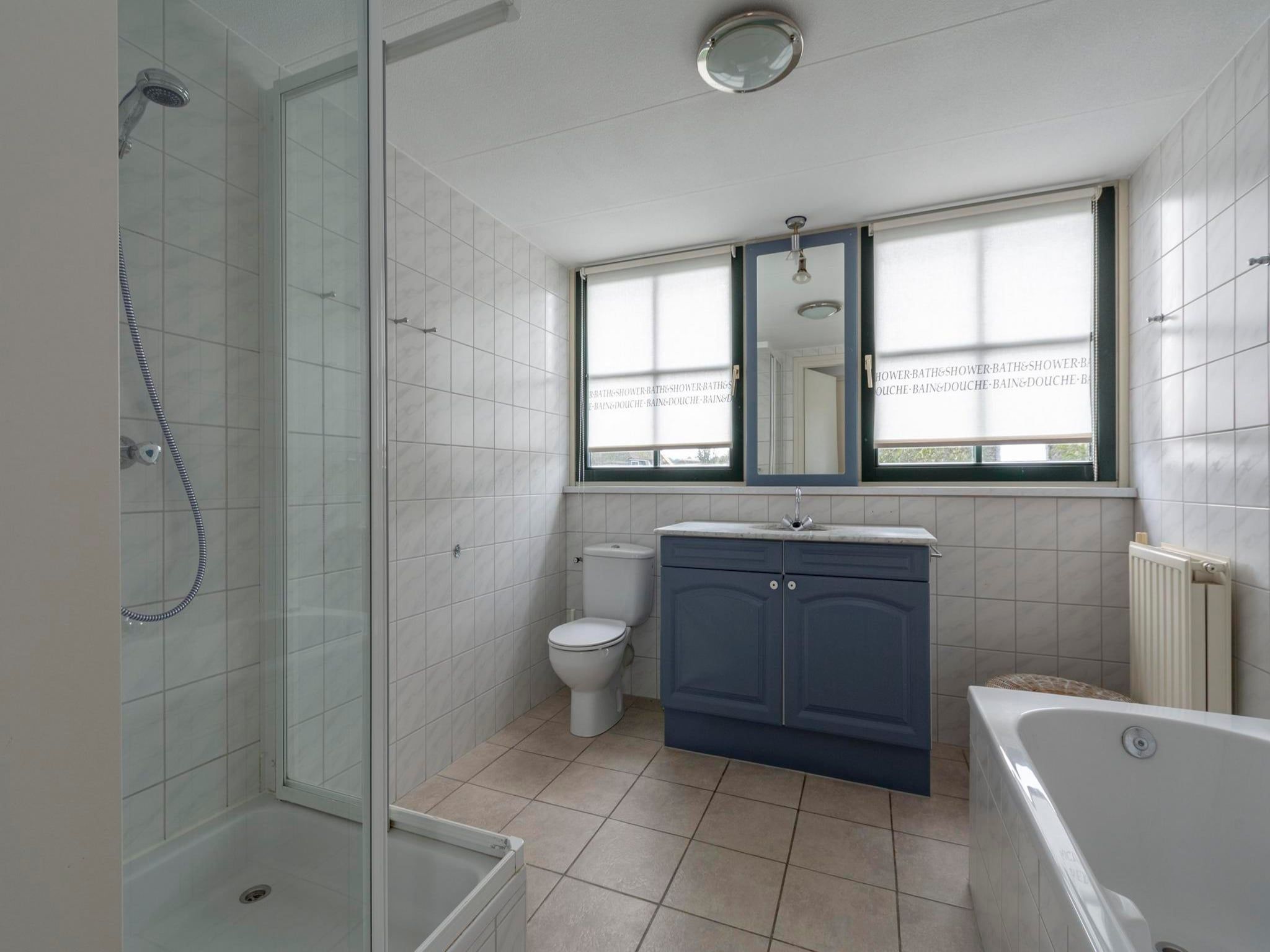 De badkamer van De Buitenplaats 138 in Callantsoog