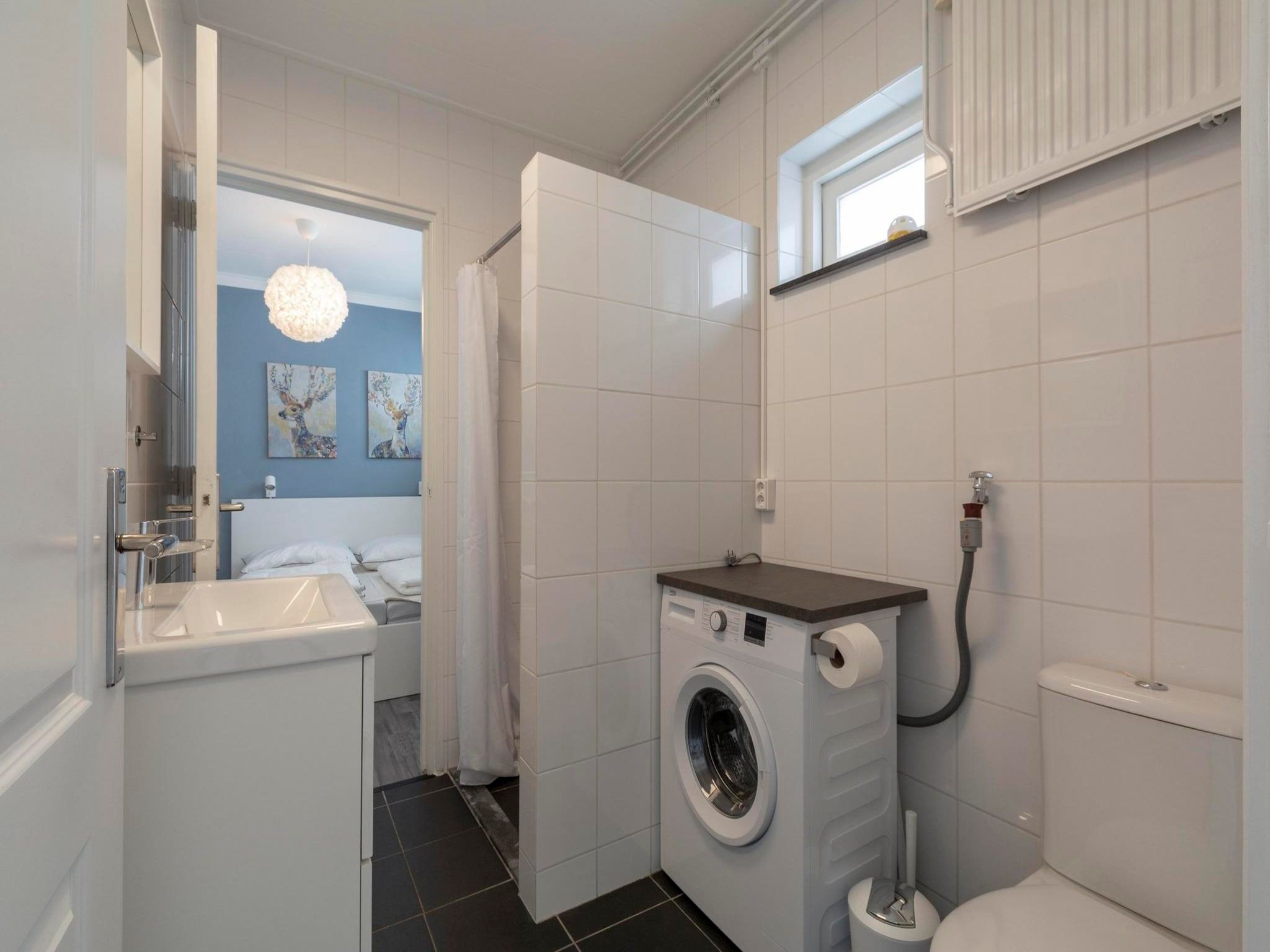 De badkamer van Stuijvezandeweg 7-Z in Callantsoog