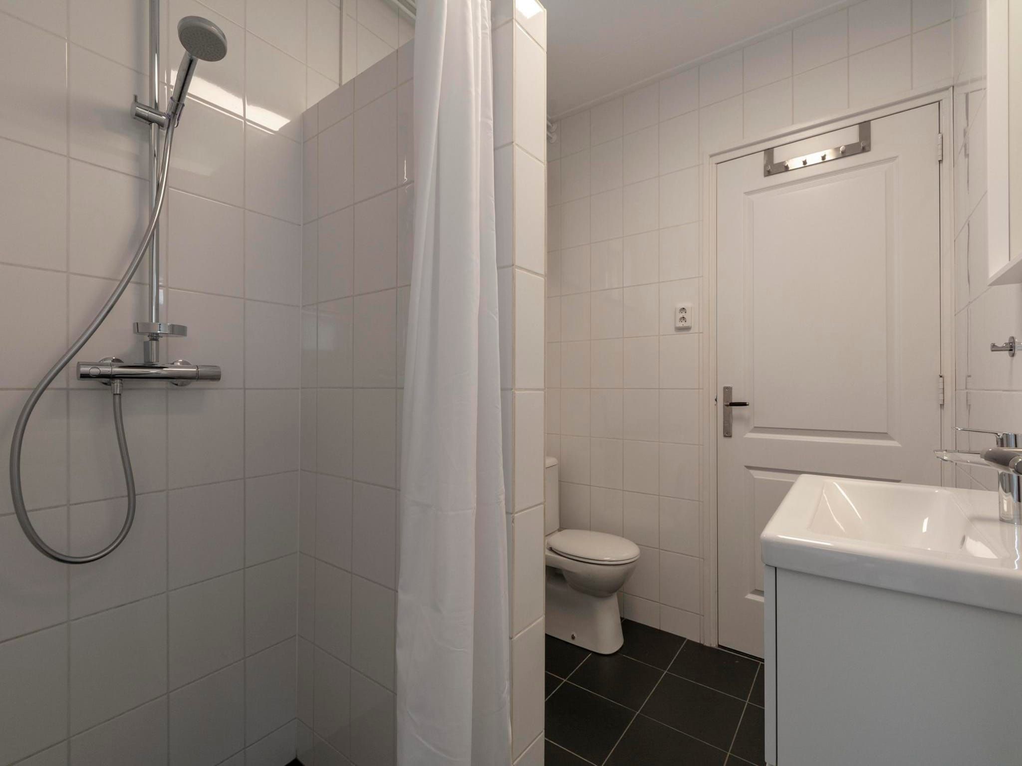 De badkamer van Stuijvezandeweg 7-Z in Callantsoog