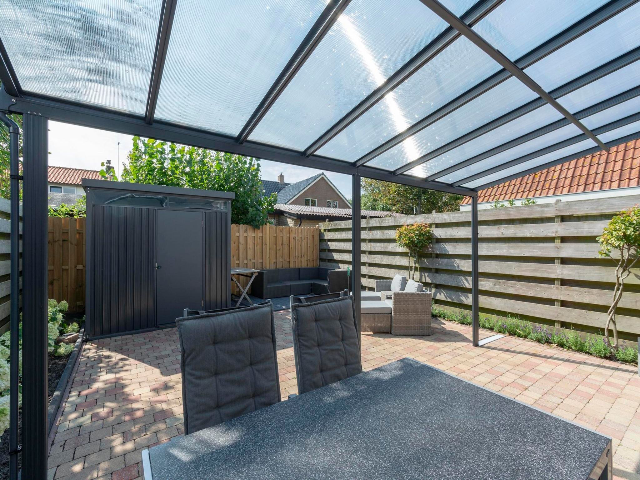 Het terras van Stuijvezandeweg 7-Z in Callantsoog