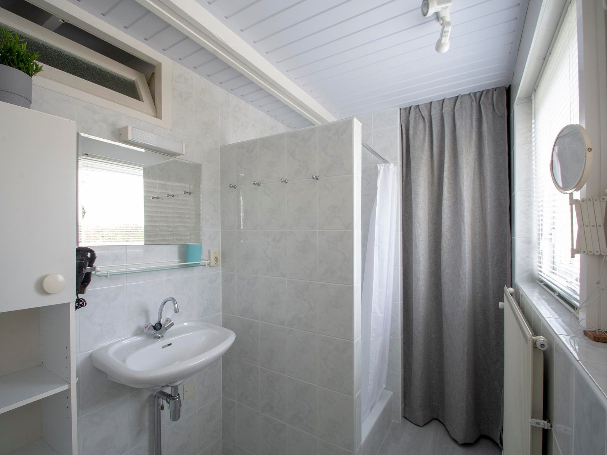 De badkamer van Sandepark 165 in Groote Keeten