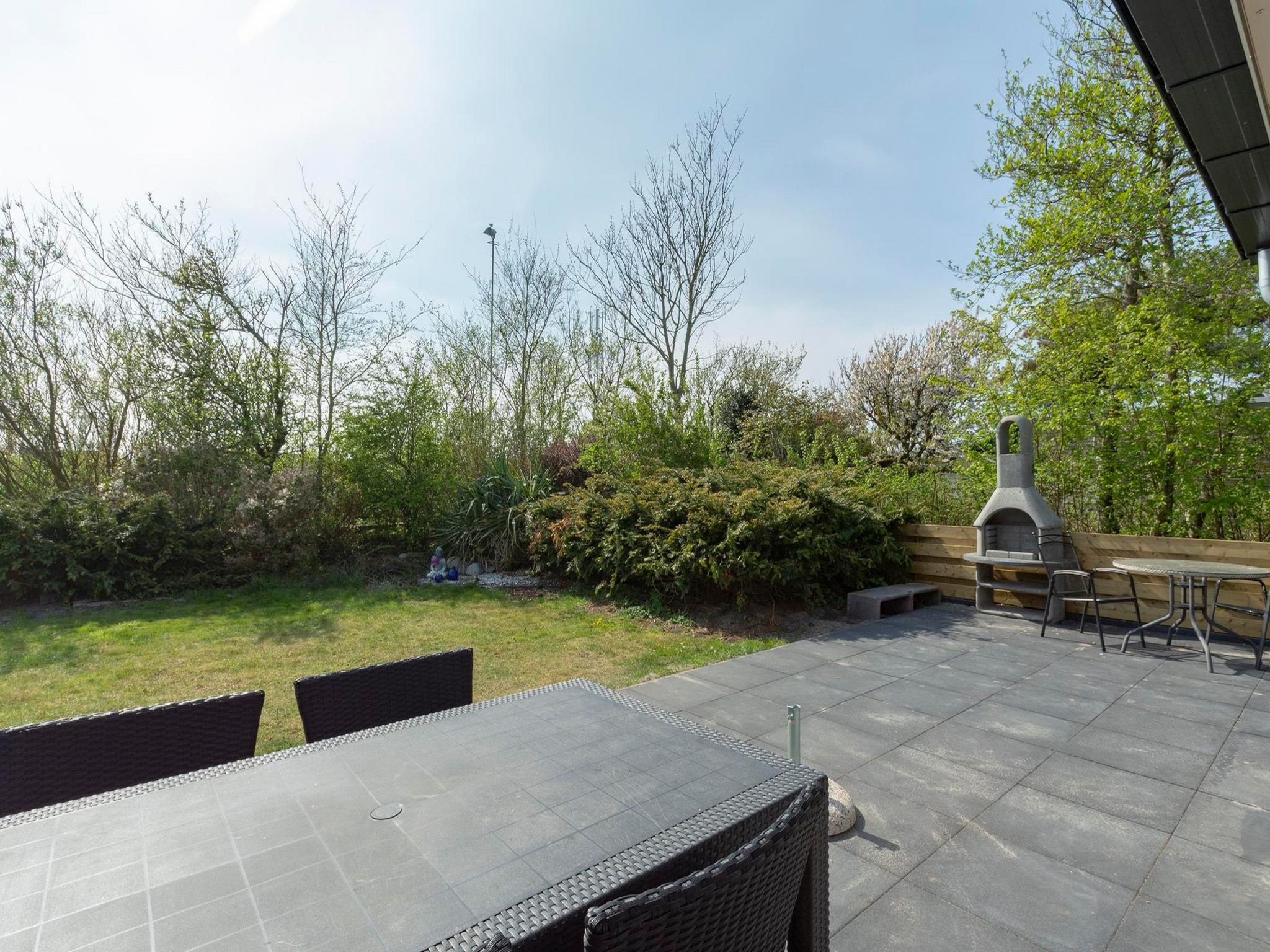 Het terras van Garnekuul 12 in Callantsoog