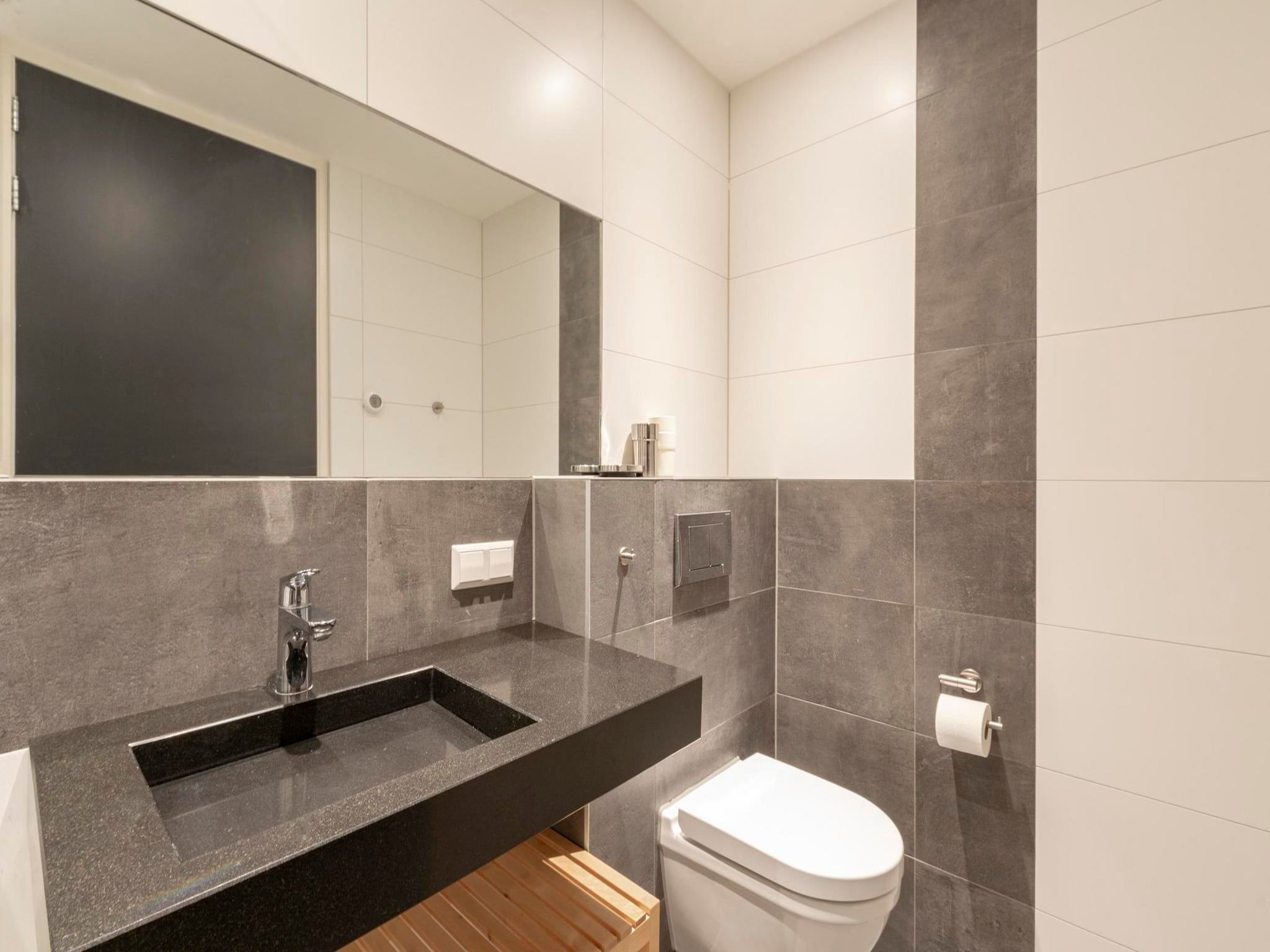 De badkamer van Suite Uitwaayer in Sint Maartensvlotbrug