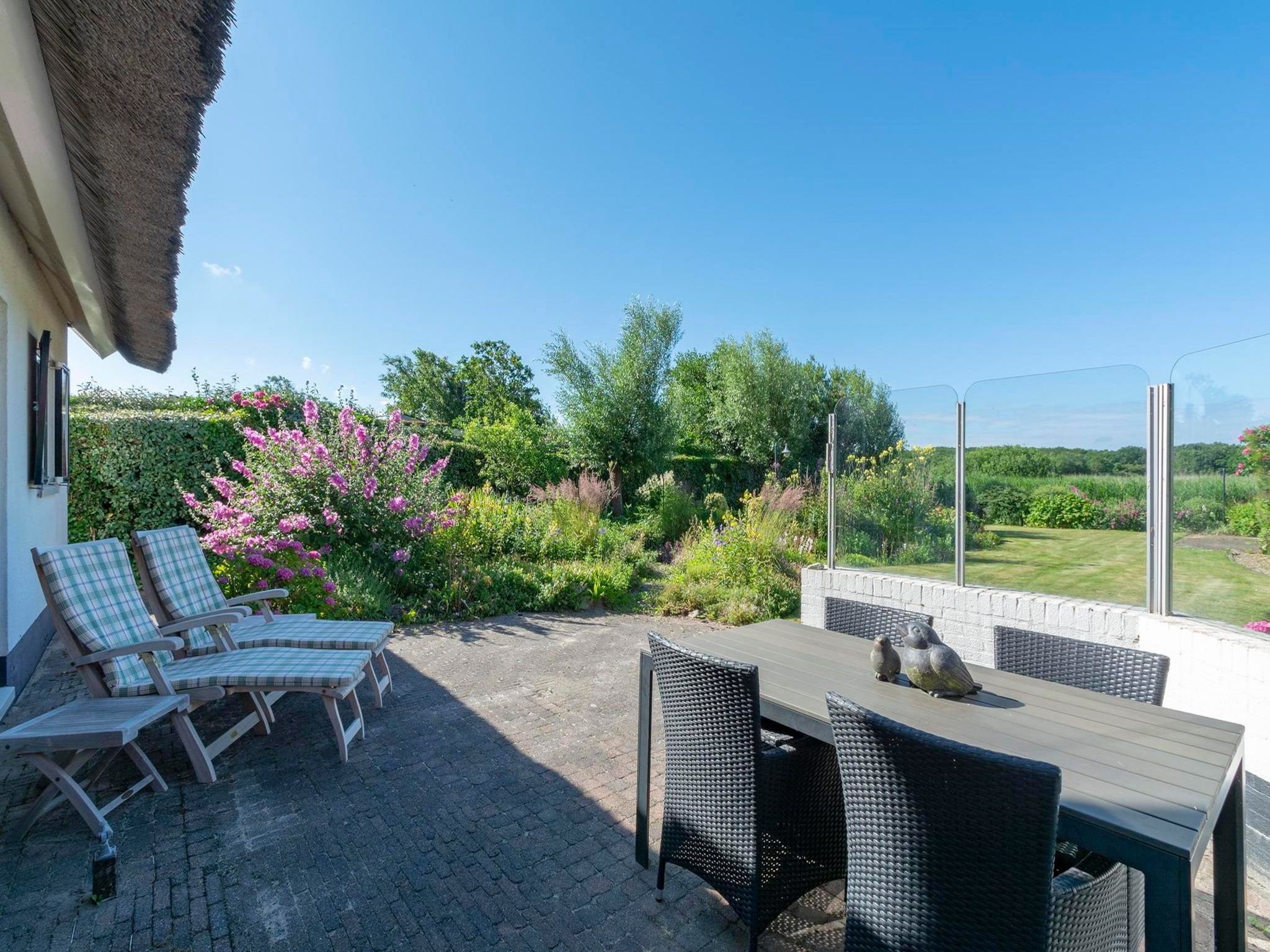 Het terras van De Buitenplaats 16 in Callantsoog