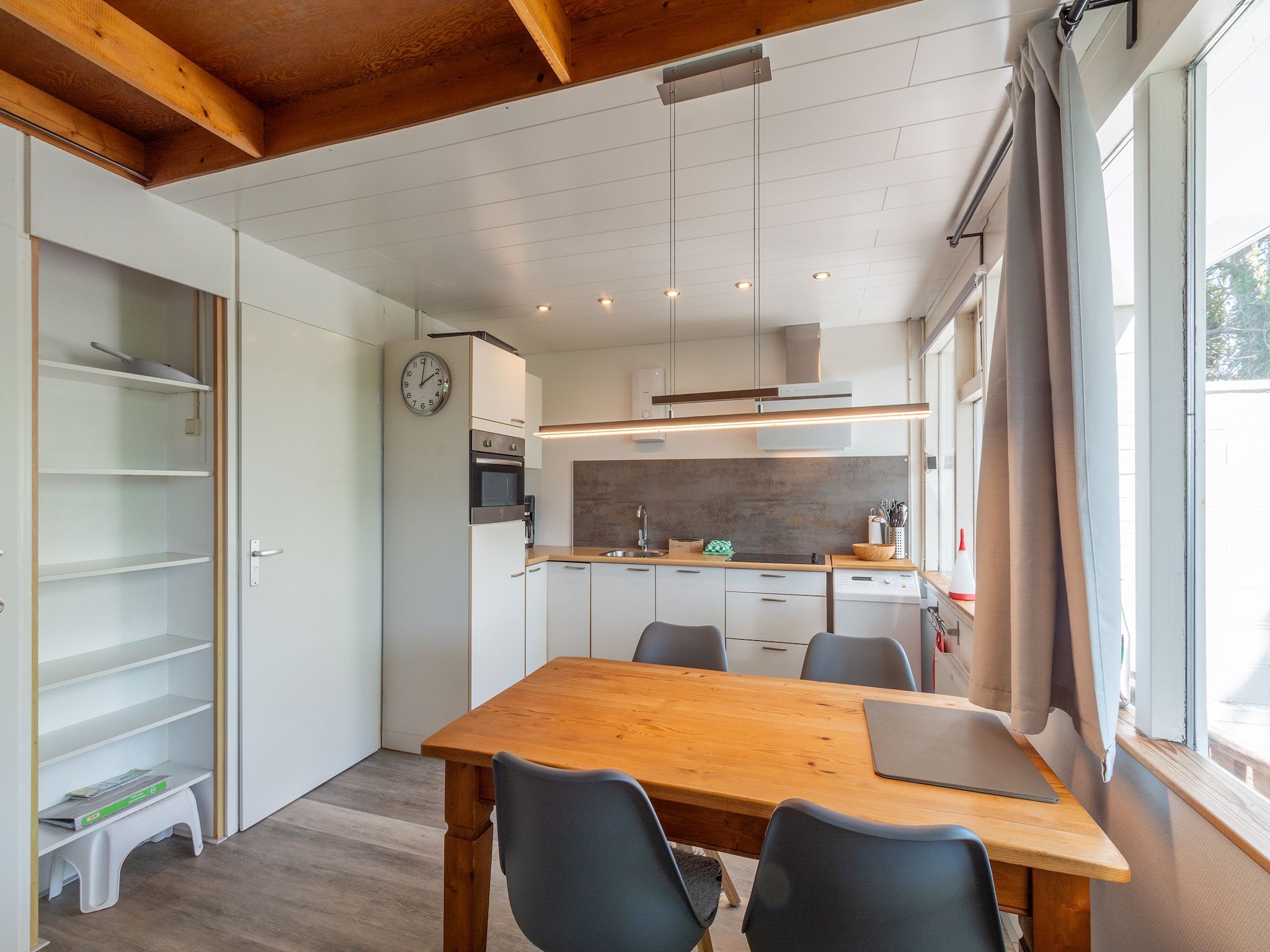De eetkamer van Garnekuul 18 in Callantsoog