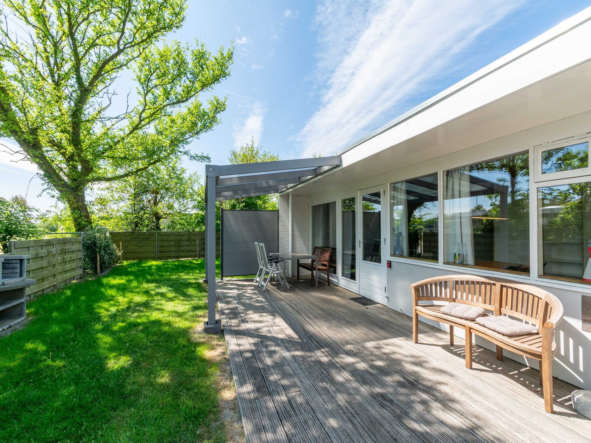 Het terras van Garnekuul 18 in Callantsoog