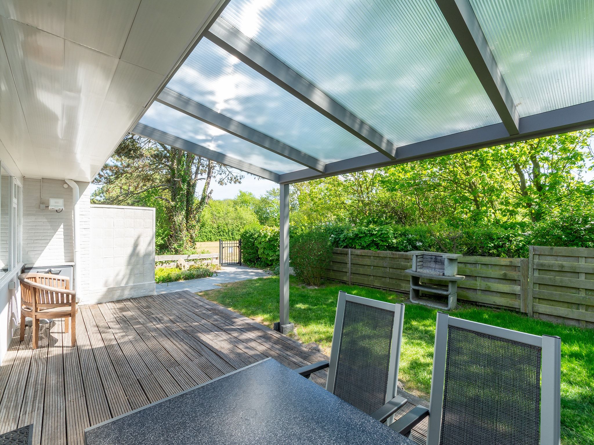 Het terras van Garnekuul 18 in Callantsoog