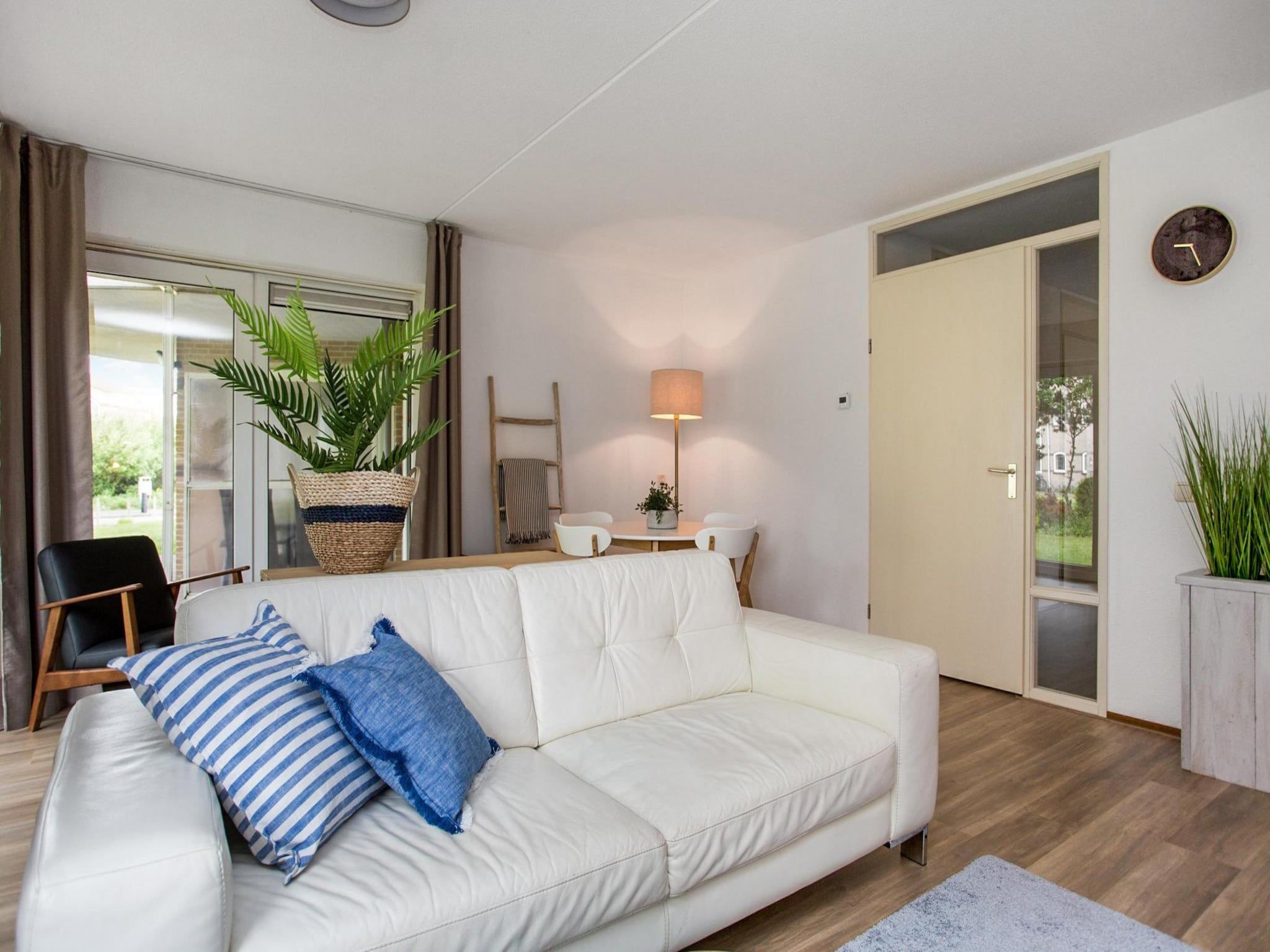 De woonkamer van Résidence Juliana 57 in Julianadorp aan Zee